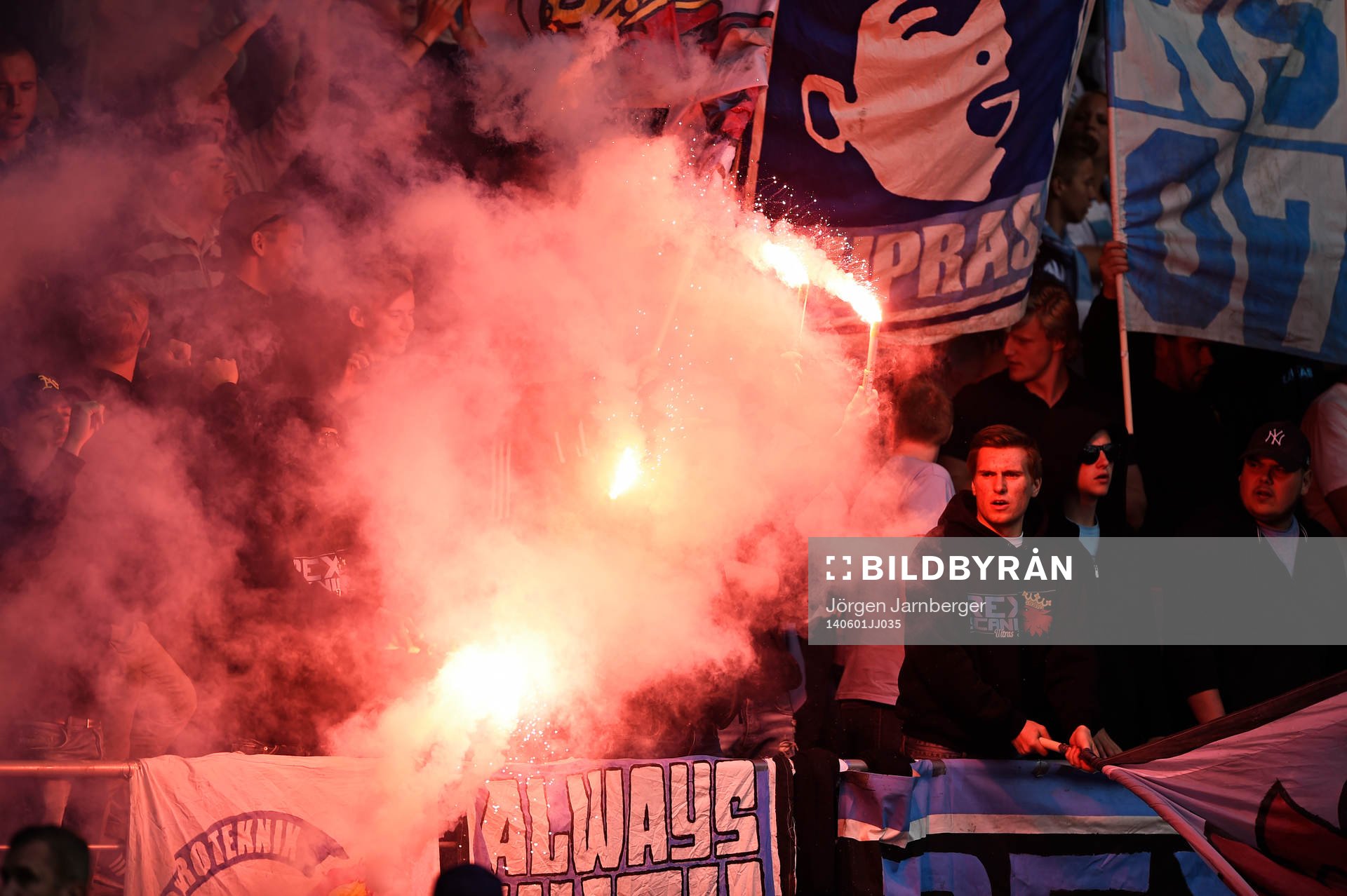 Malmö FFs supporters tände bengaler