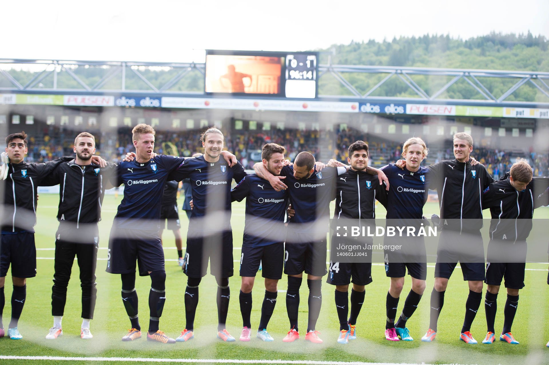 Malmö FFs spelarna jublar och tackar klacken