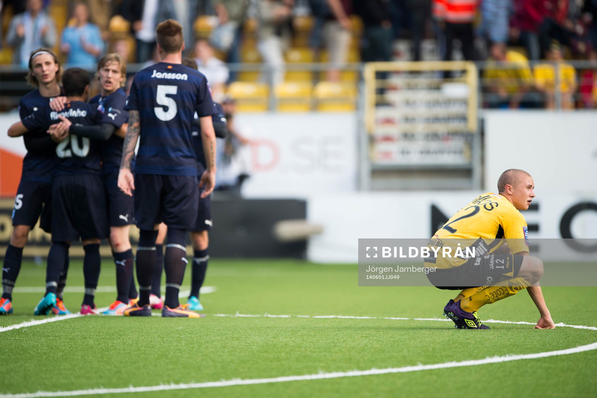 Elfsborgs Sebastian Holmén deppar och Malmö FFs spelarna