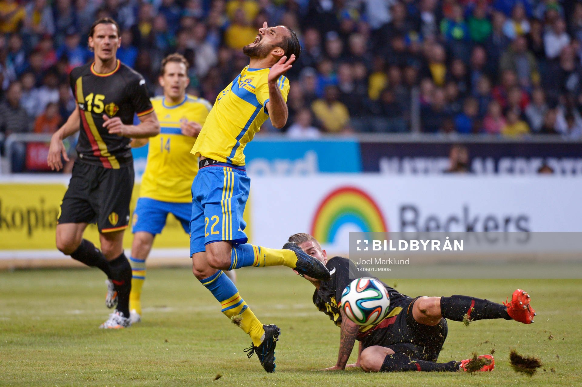 Sveriges Erkan Zengin  blir stoppad av Belgiens Toby