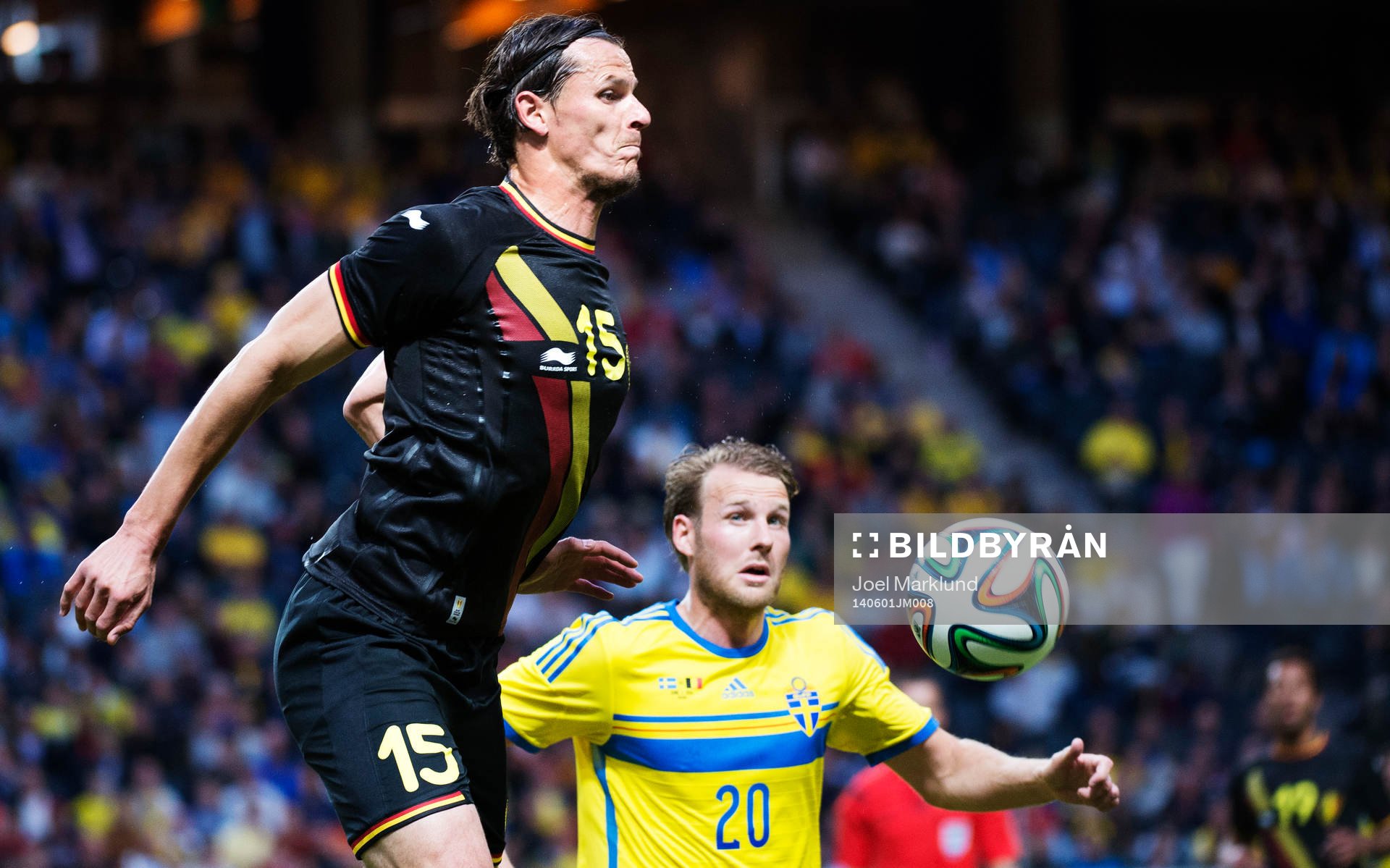 Belgiens Daniel Van Buyten tar ner bollen framför Sveriges