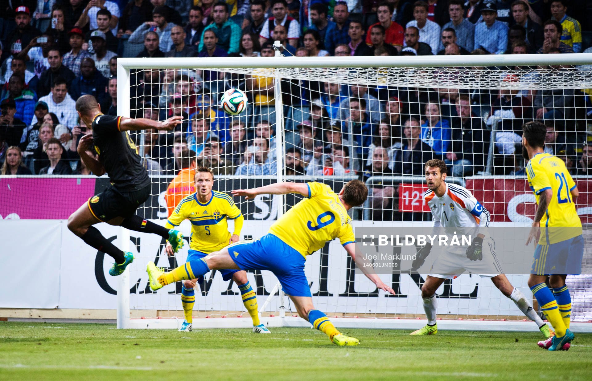 Belgiens Vincent Kompany oroar i straffområdet framför