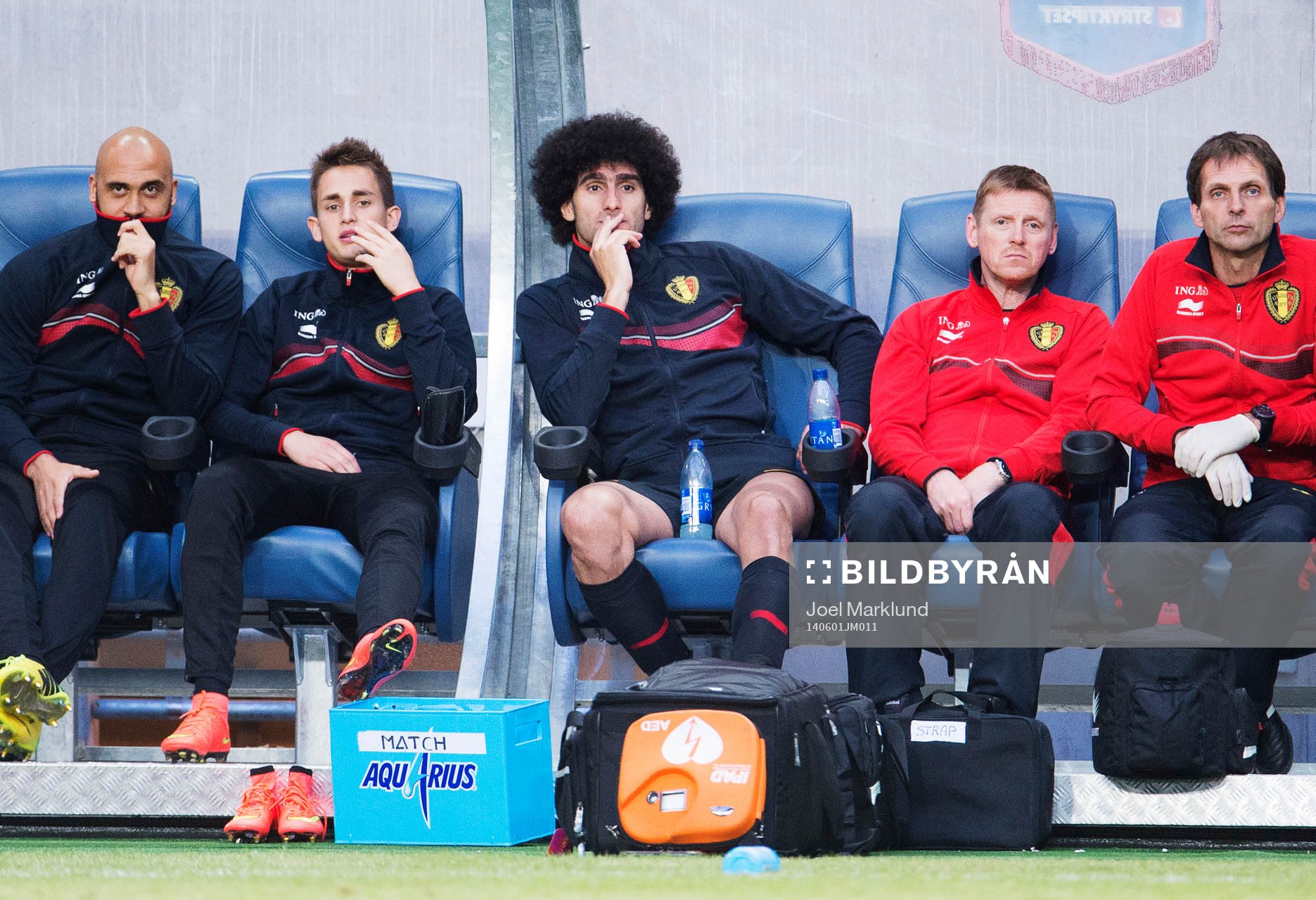 Belgiens Marouane Fellaini (i mitten) är bänkad
