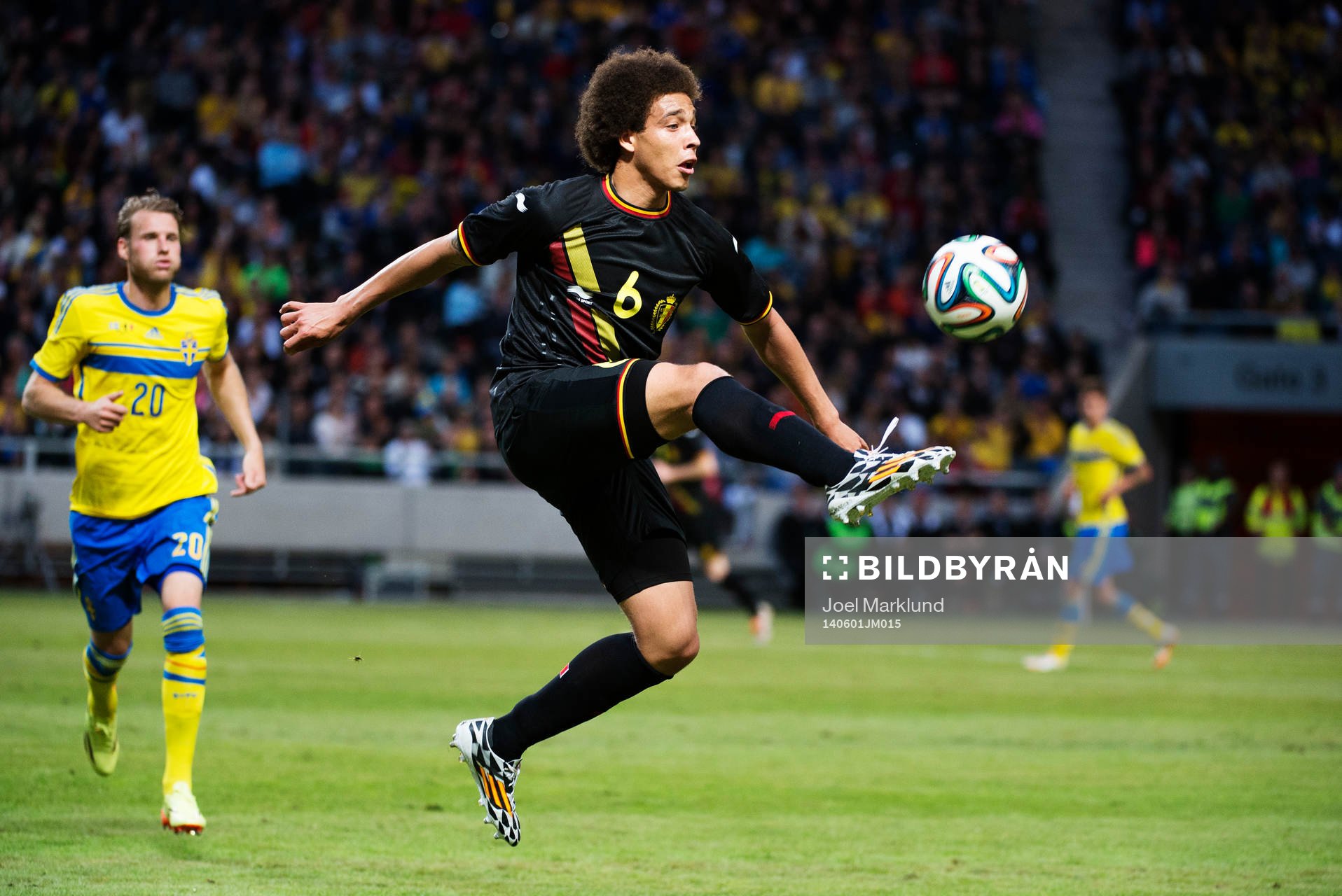 Belgiens Axel Witsel tar ner bollen