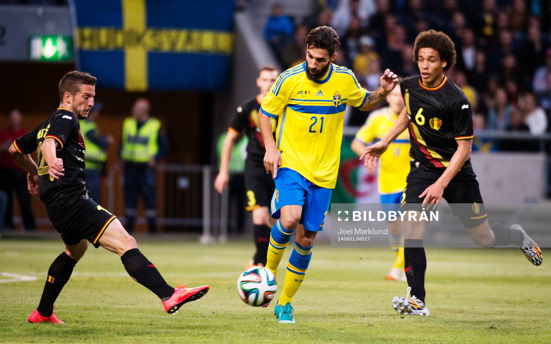 Belgiens Toby Alderweireld och Axel Witsel utmanas av