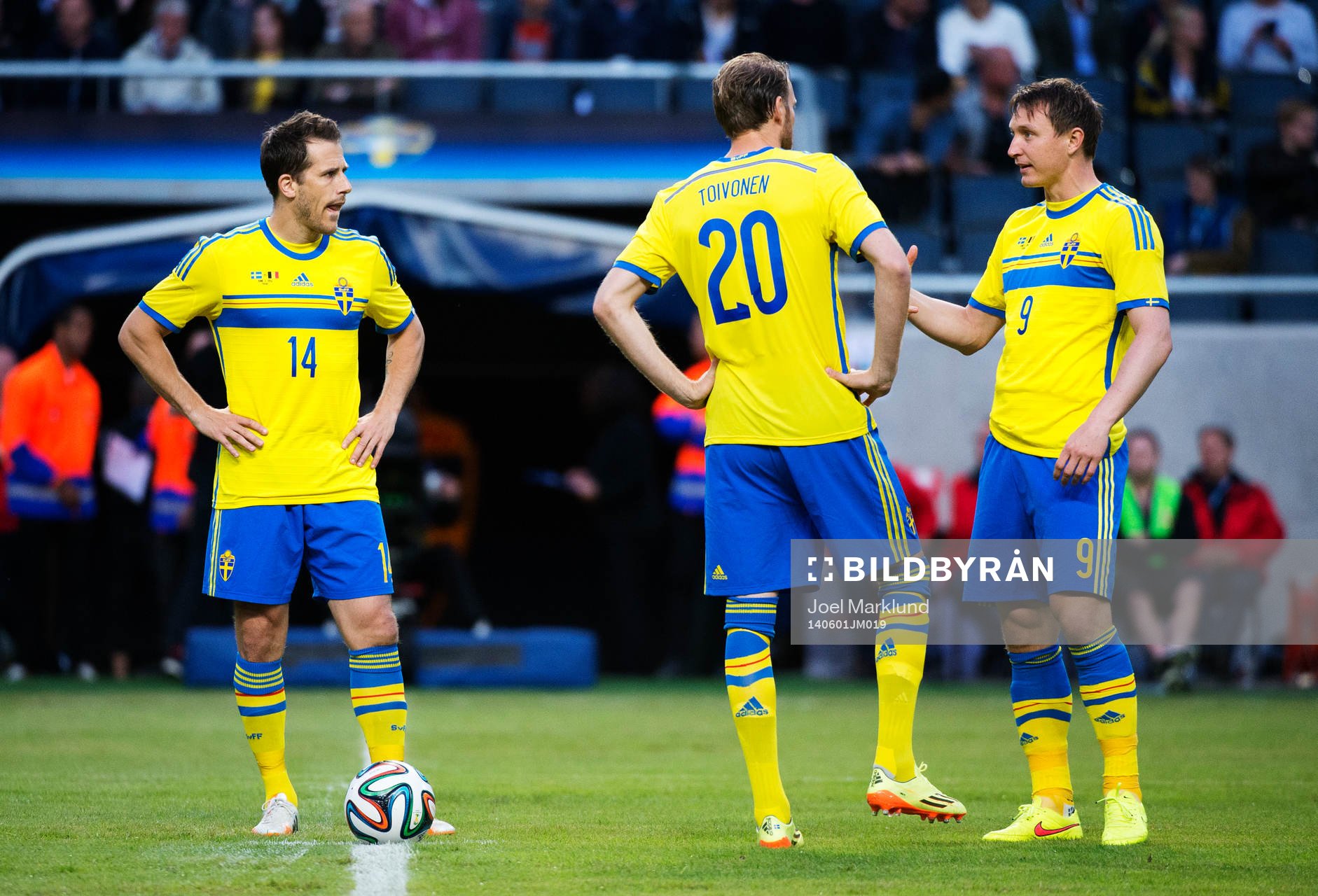 Sveriges Tobias Hysén, Ola Toivonen och Kim Källström vid avsparken för fotbollslandskampen mellan Sverige och Belgien den 1 juni 2014 i Stockholm.