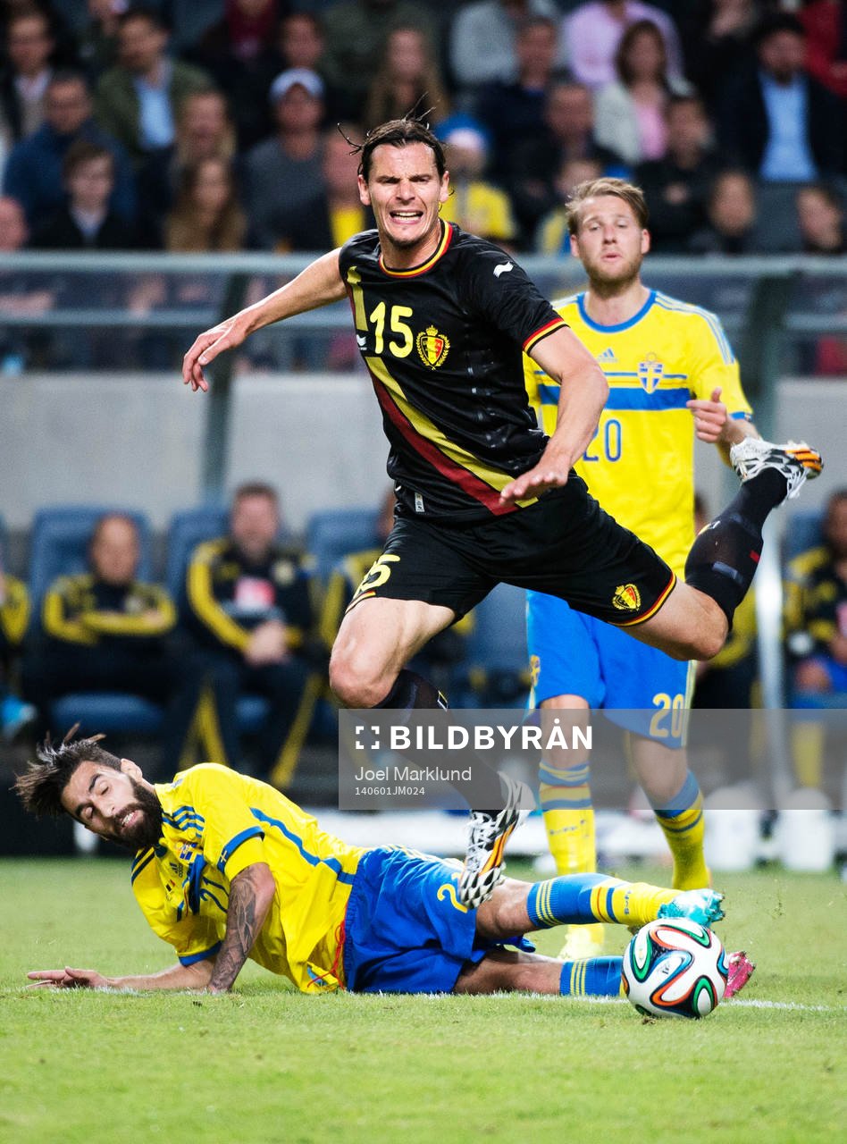 Sveriges Jimmy Durmaz försöker att tackla Belgiens Daniel