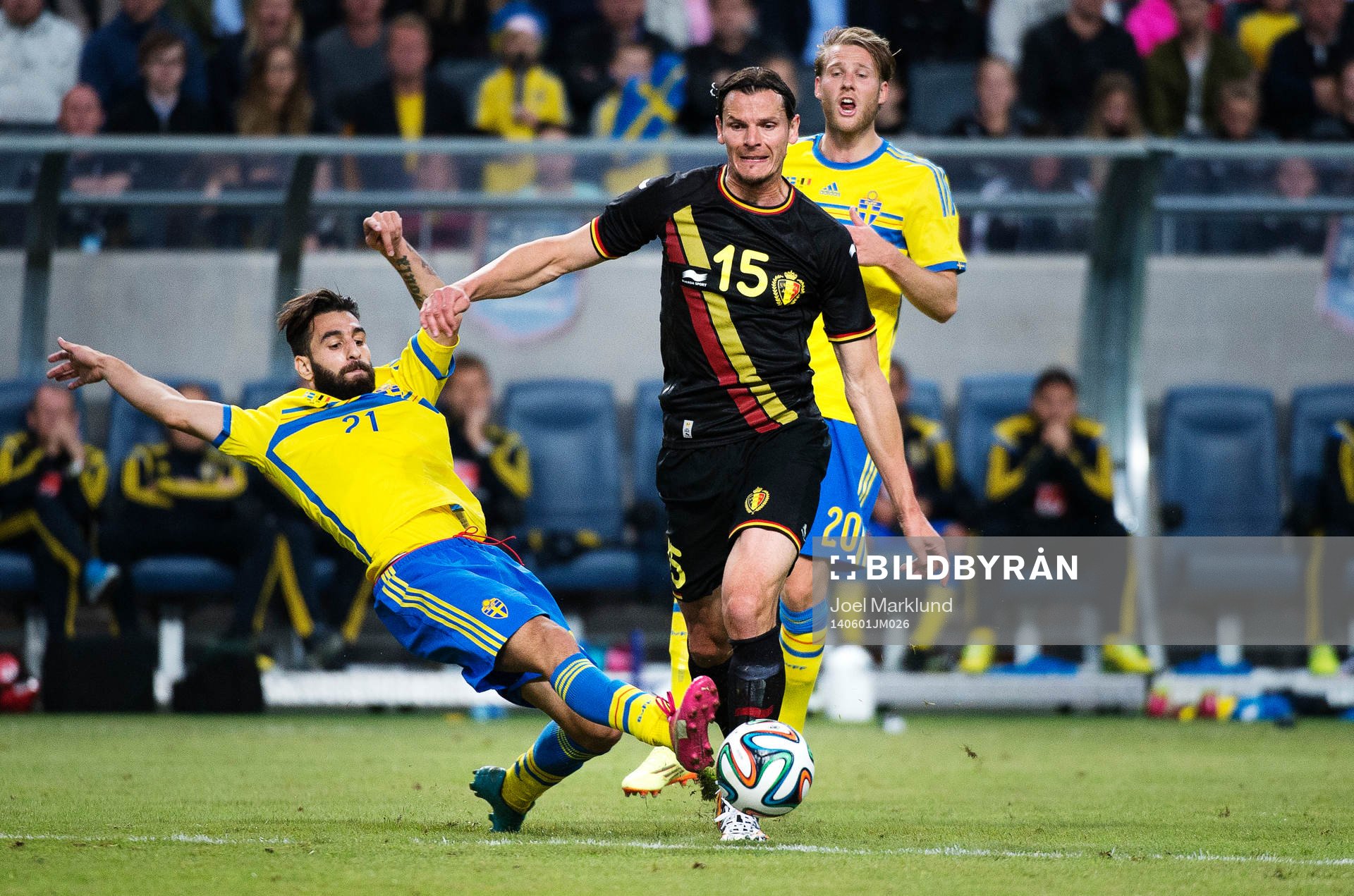 Sveriges Jimmy Durmaz försöker att tackla Belgiens Daniel