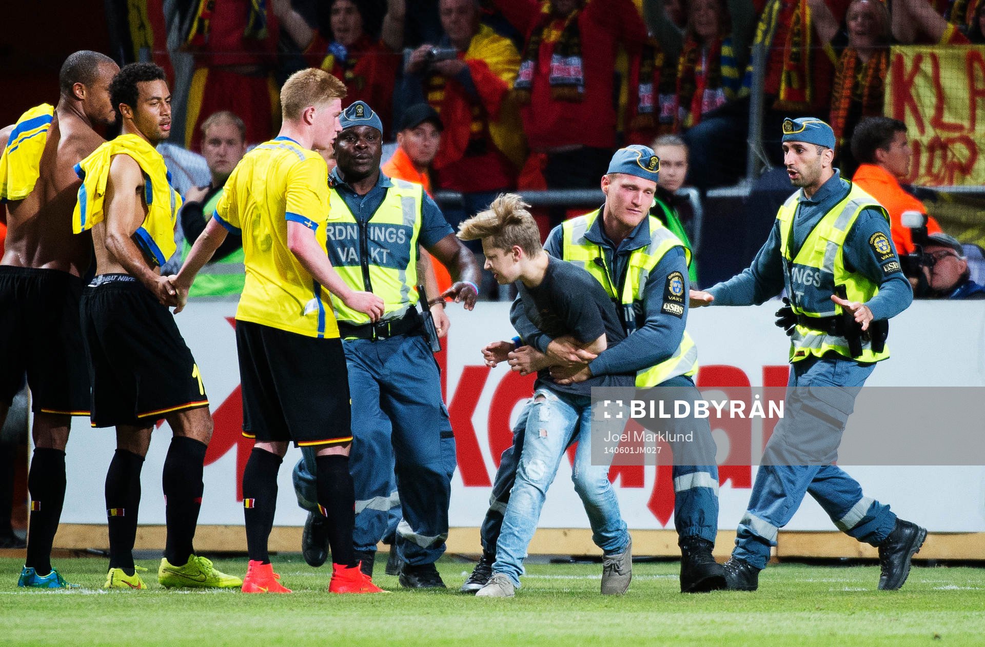 En pojke tas om hand av ordningsvakter