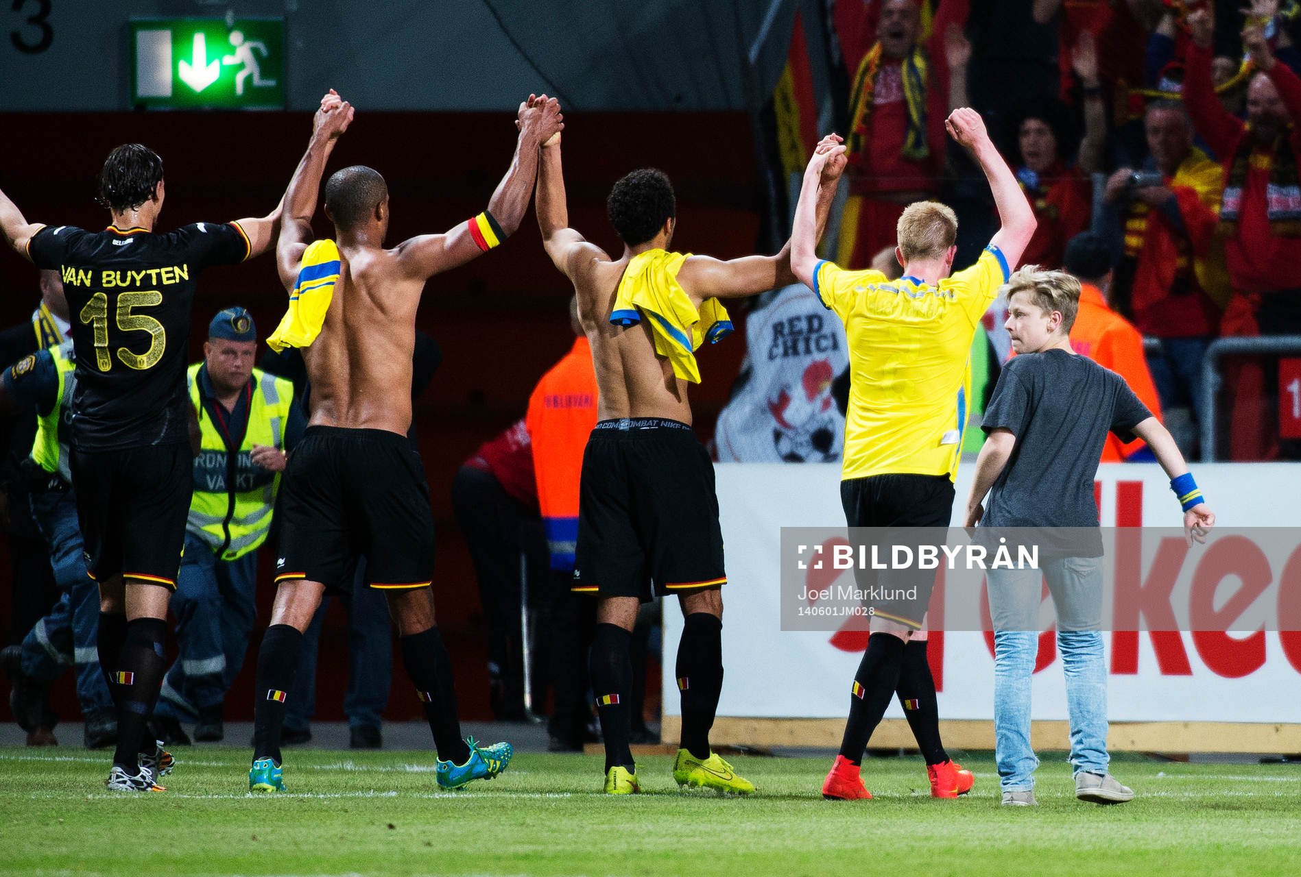 En pojke springer fram till Belgiens spelare