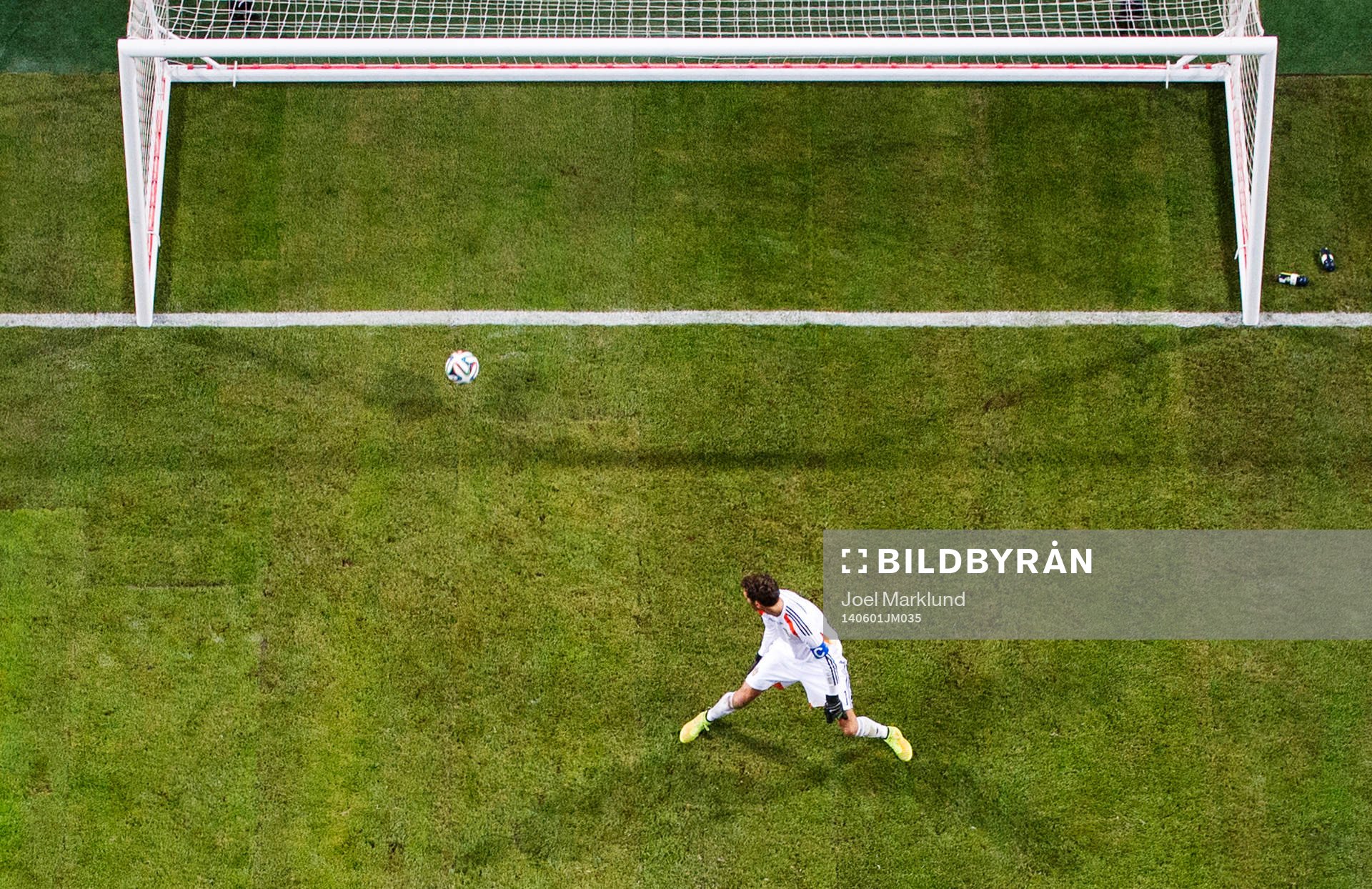 Sveriges målvakt Andreas Isaksson ser 0-2-bollen från