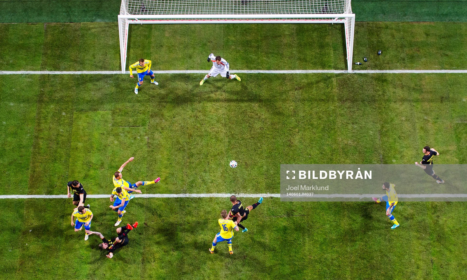 Belgiens Vincent Kompany skjuter ett skott i straffområdet