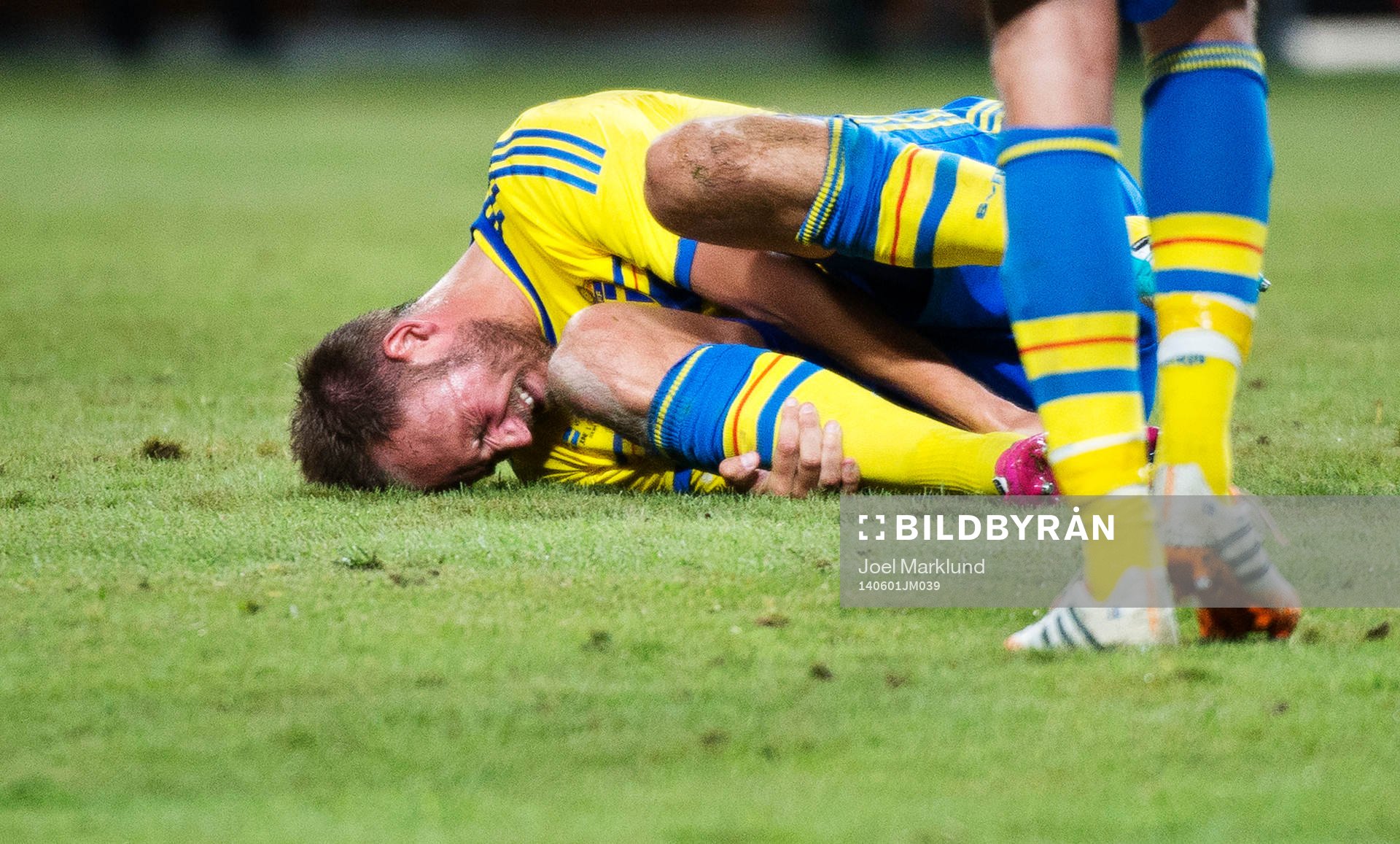 Sveriges Andreas Granqvist grimaserar av smärta