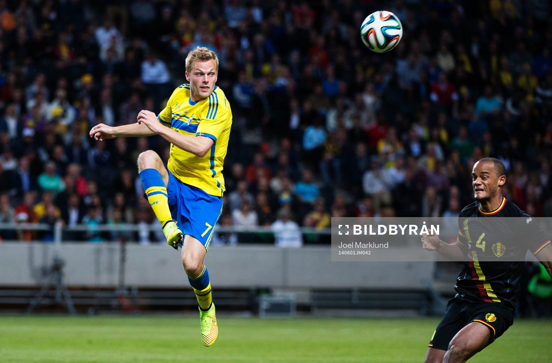 Sveriges Sebastian Larsson och Belgiens Vincent Kompany