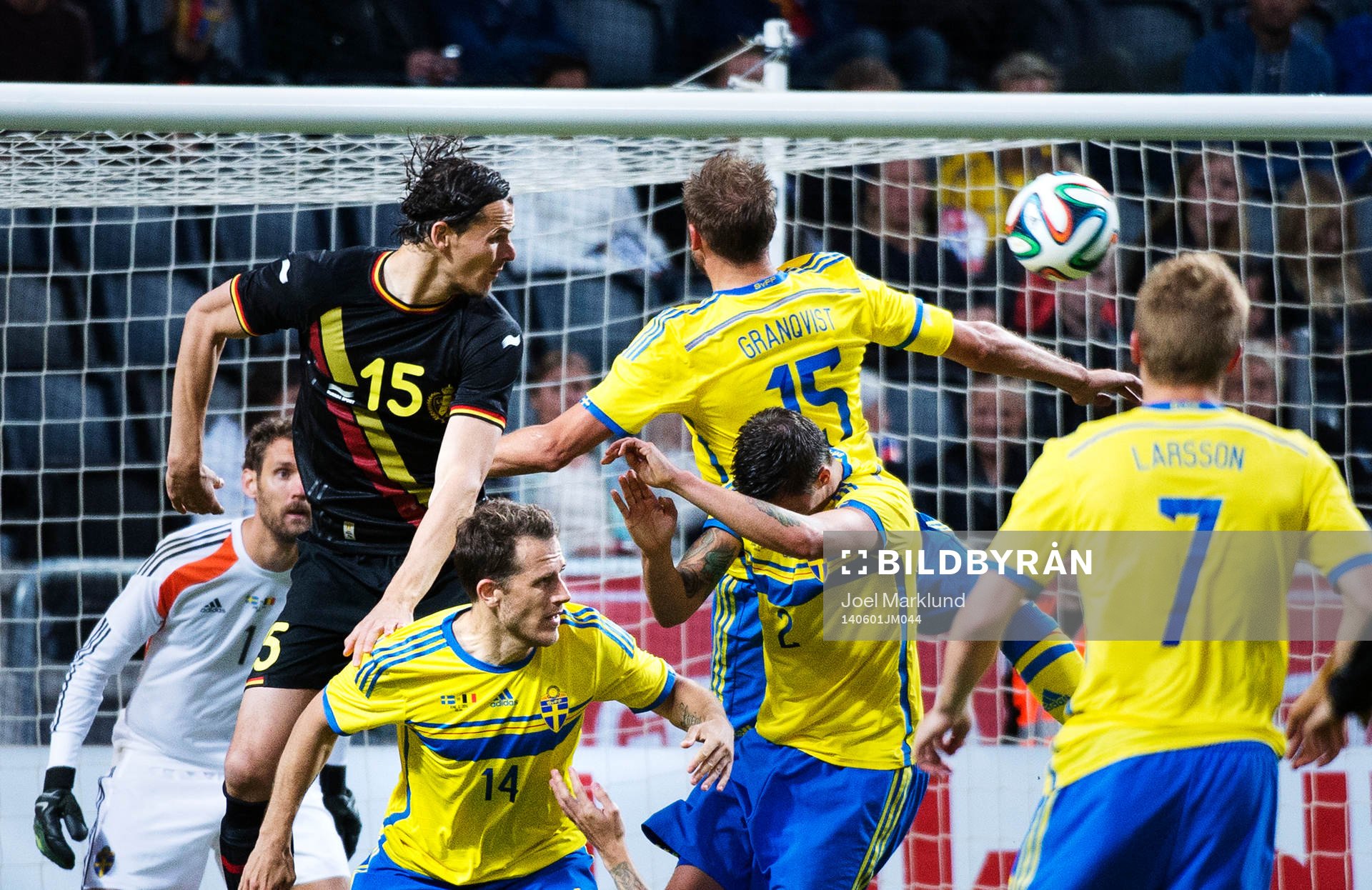 Belgiens Daniel Van Buyten oroar framför Sveriges målvakt