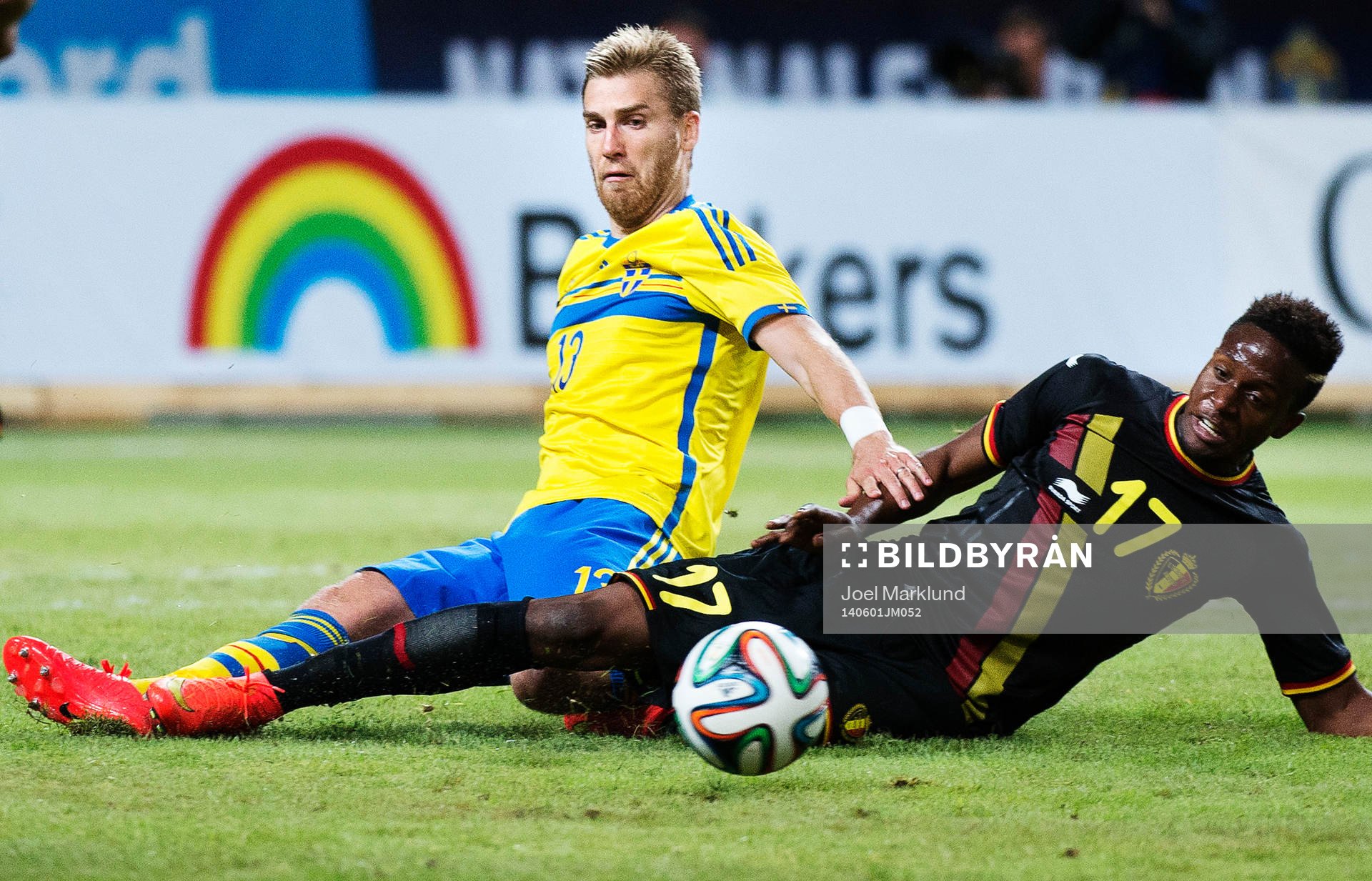 Sveriges Rasmus Bengtsson i en närkamp med Belgiens Divock