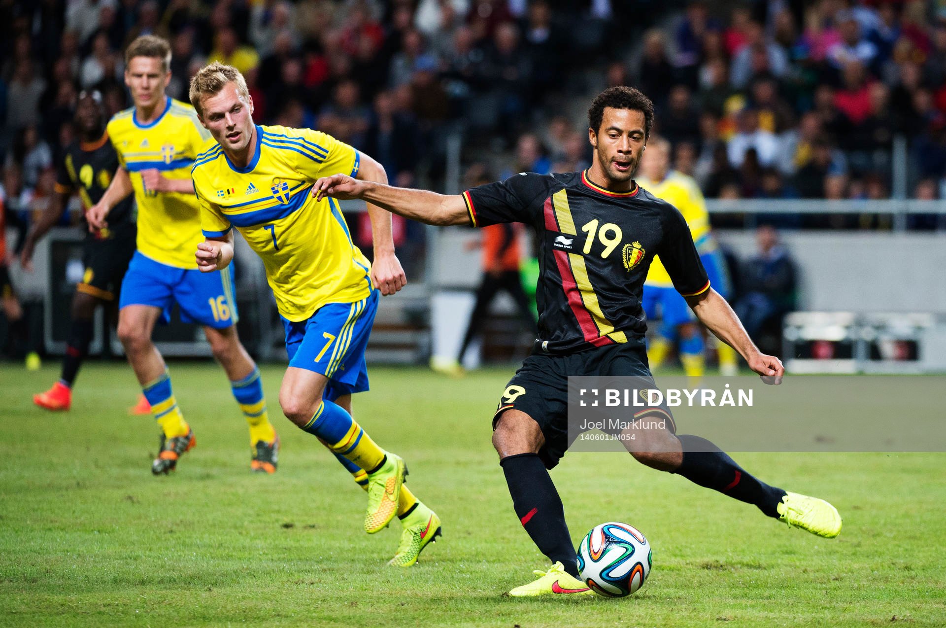 Sveriges Sebastian Larsson och Belgiens Moussa Dembele
