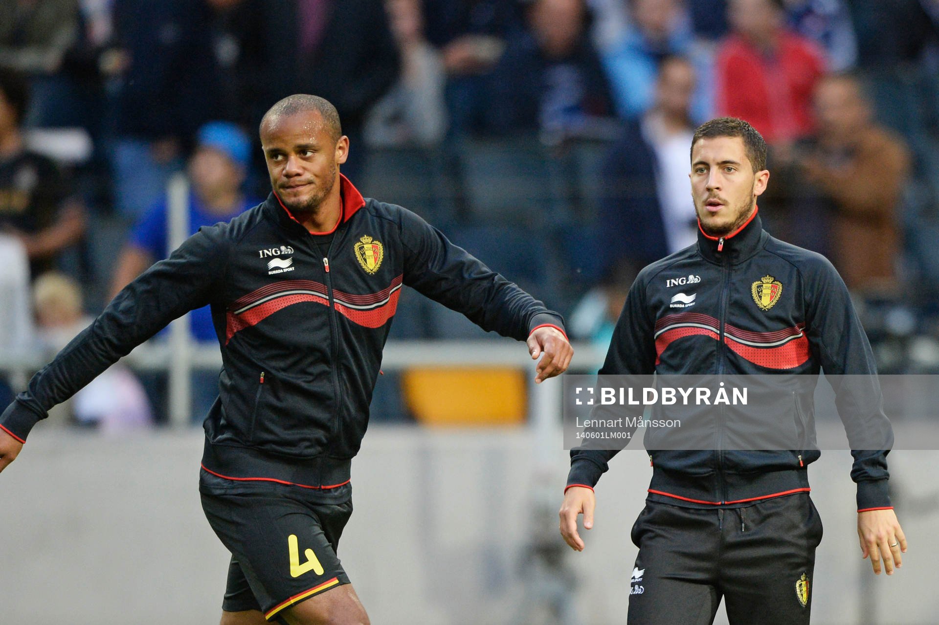 Belgiens Vincent Kompany och Eden Hazard värmer upp innan