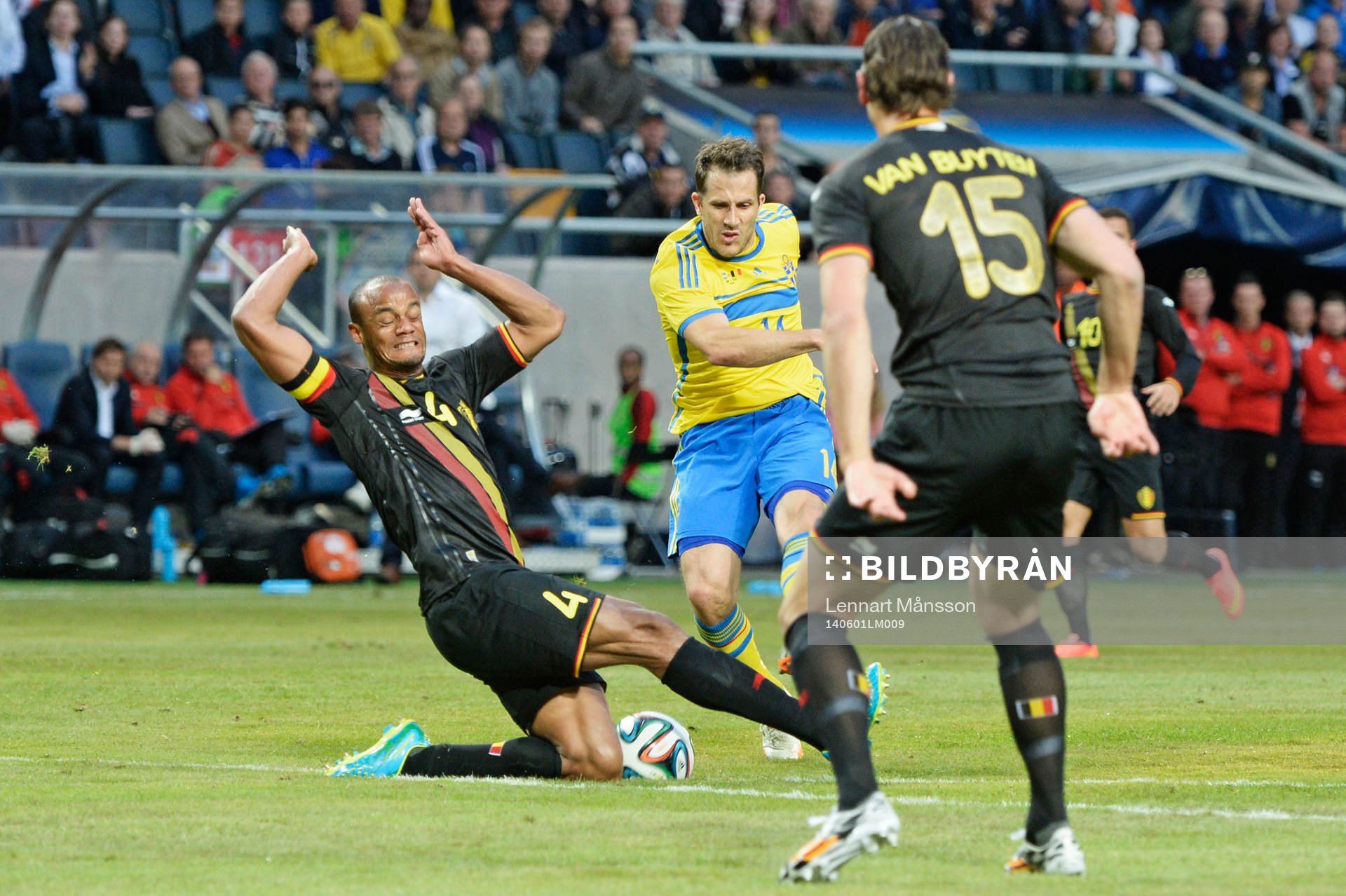 Sveriges Tobias Hysén och Belgiens Vincent Kompany