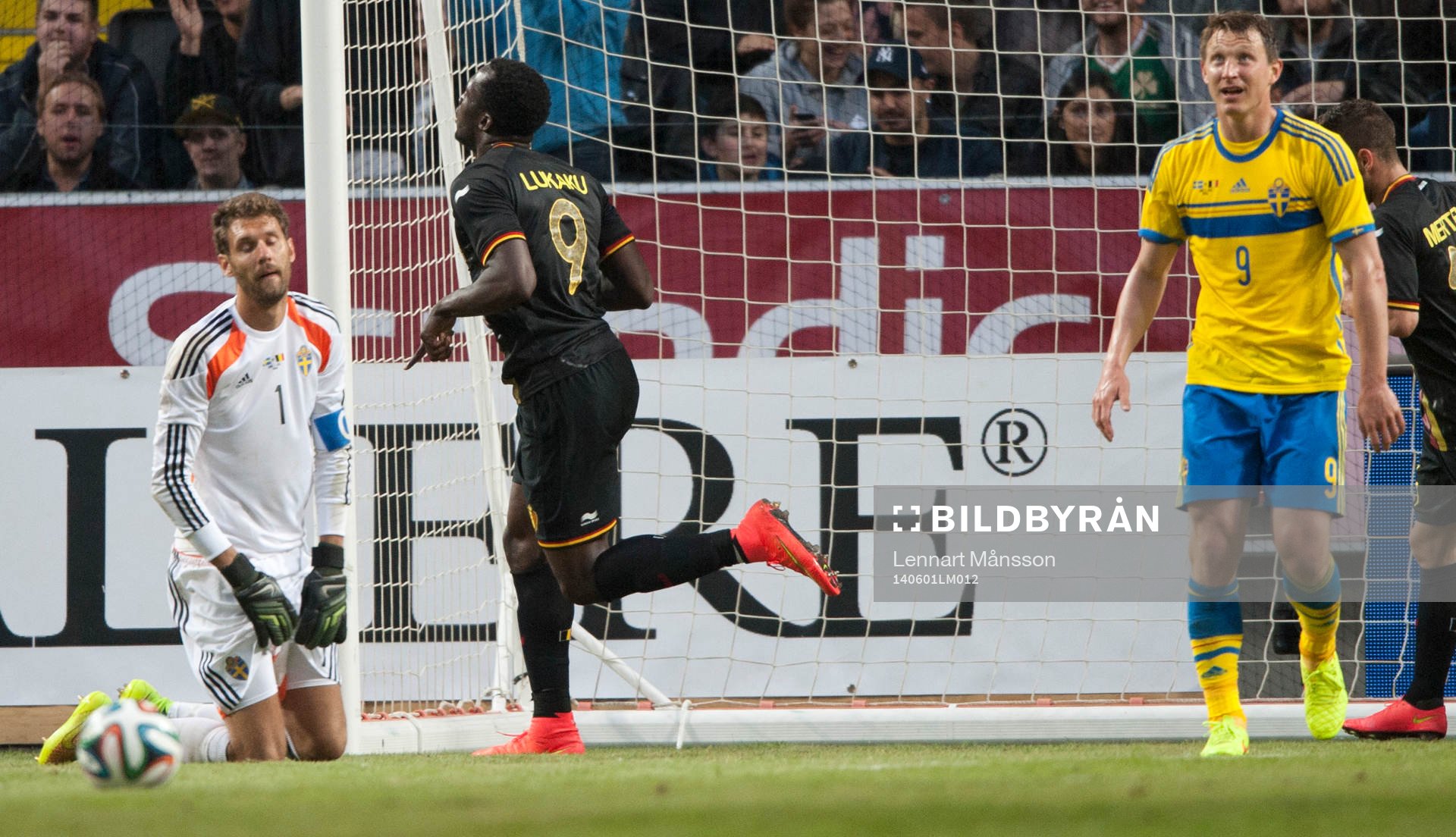 Belgiens Romelu Lukaku har gjort 0-1 bakom Andreas Isaksson