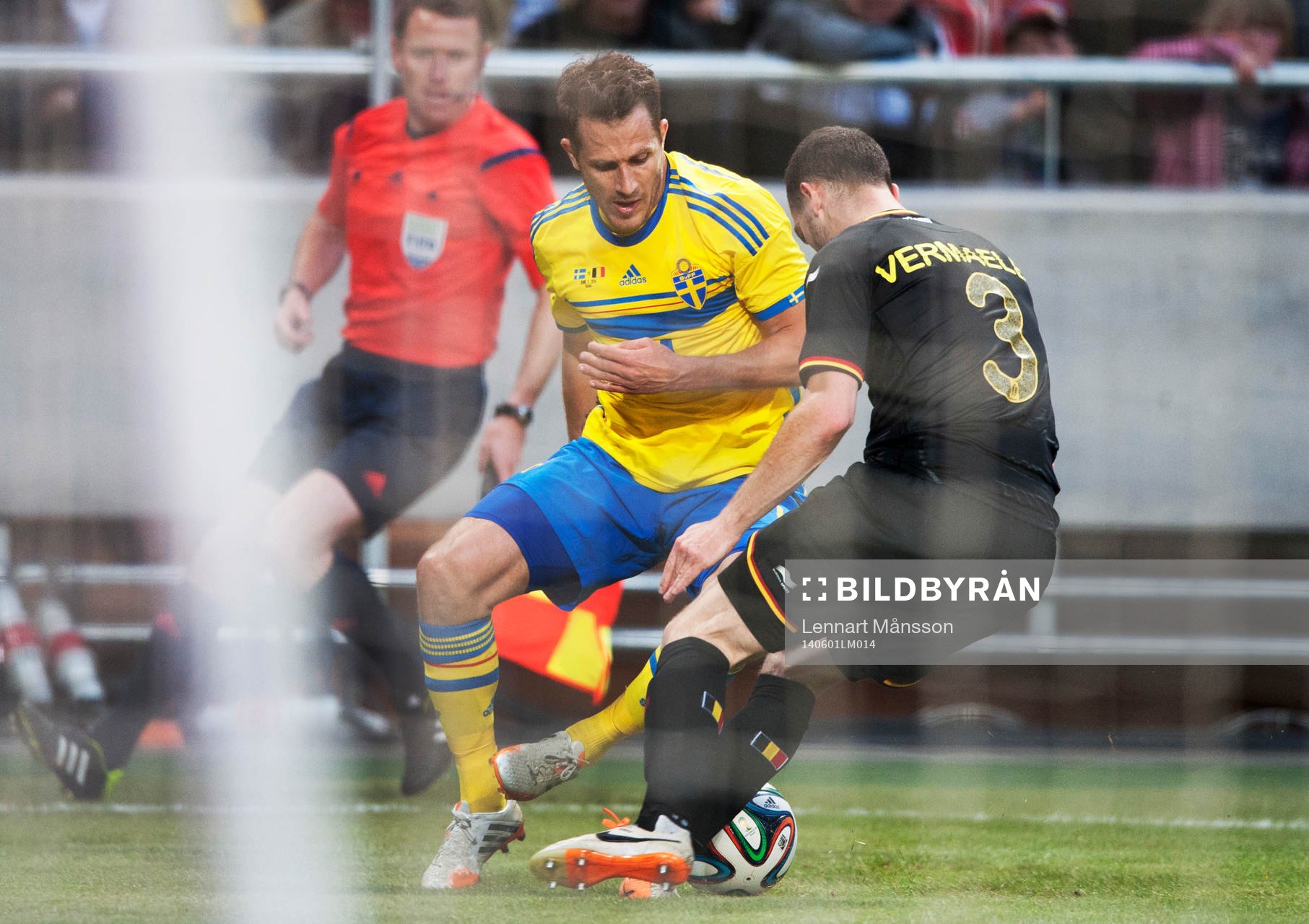  Sveriges Tobias Hysén utmanar Belgiens Thomas Vermaelen träningslandskampen i mellan Sverige och Belgien i Stockholm 1 juni 2014.