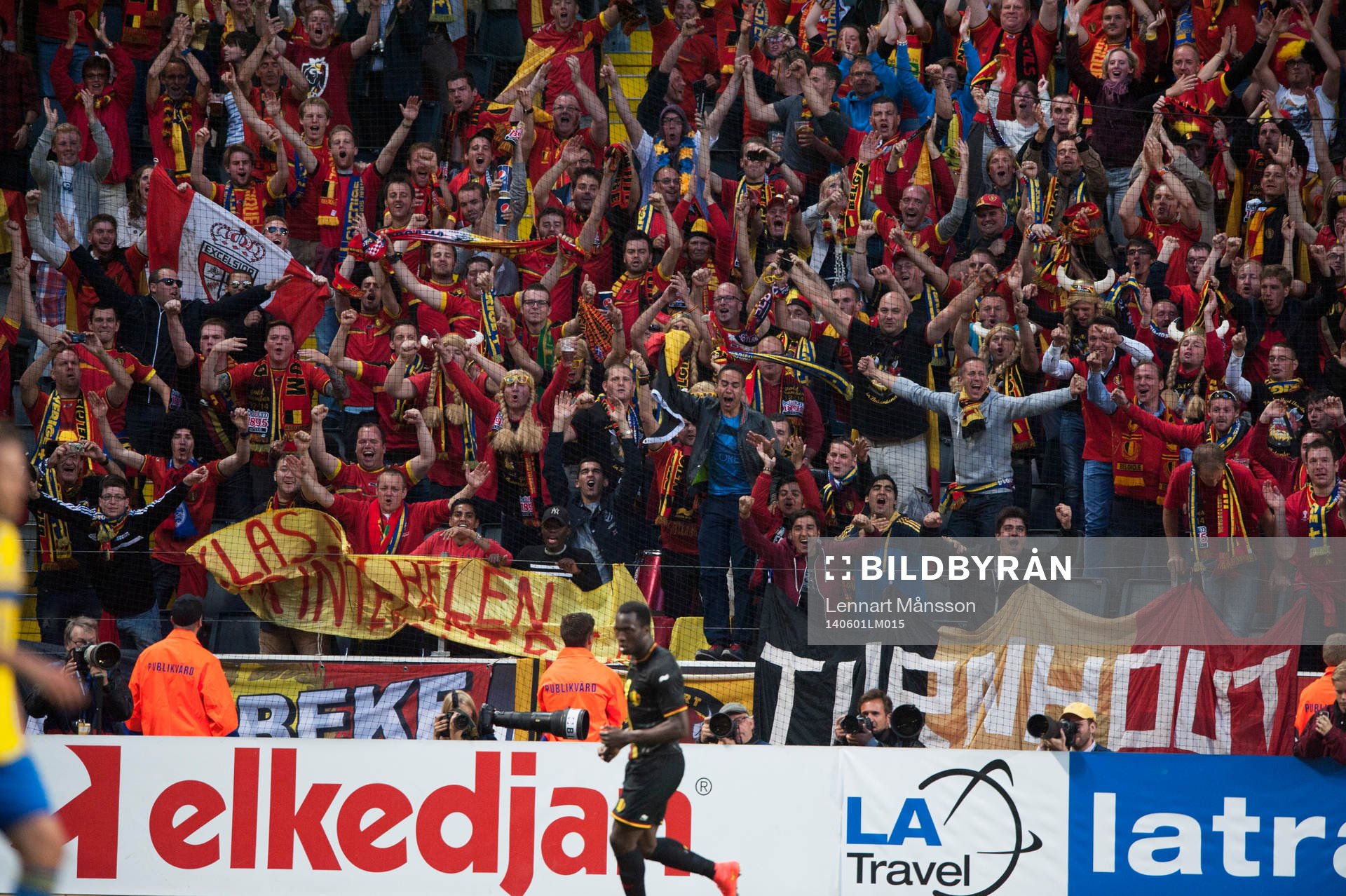  Belgiens Romelu Lukaku har gjort 0-1 och jublar framför fansen i träningslandskampen i mellan Sverige och Belgien i Stockholm 1 juni 2014.