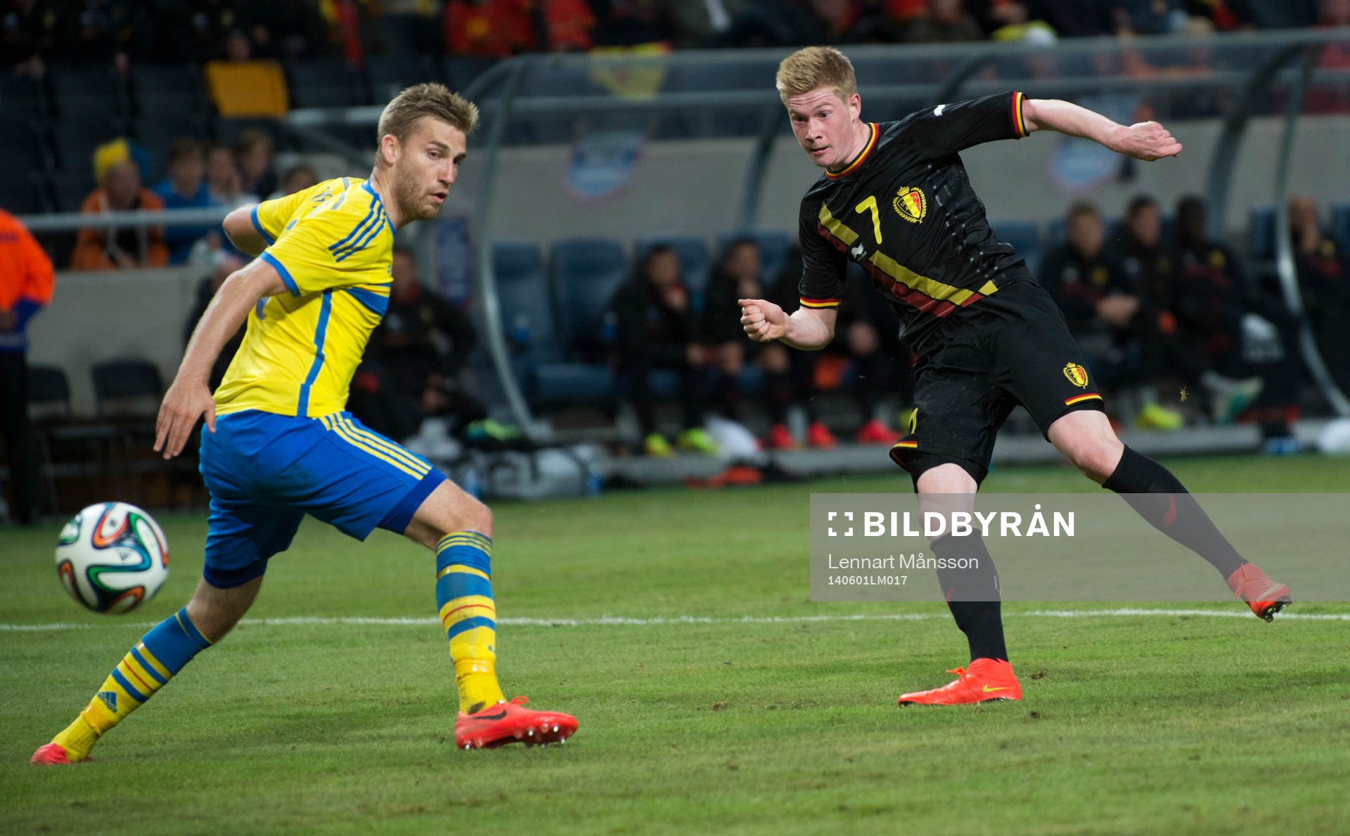 Belgiens  Kevin De Bruyne och Sveriges Rasmus Bengtsson  i