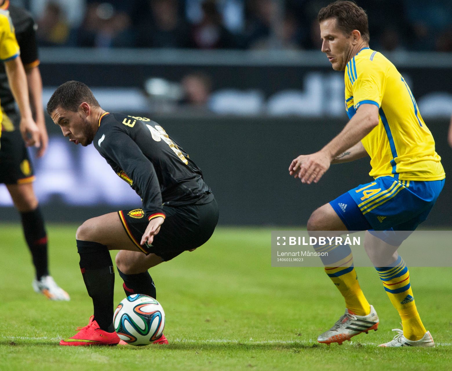 Belgiens Eden Hazard och Sveriges Tobias Hysén i