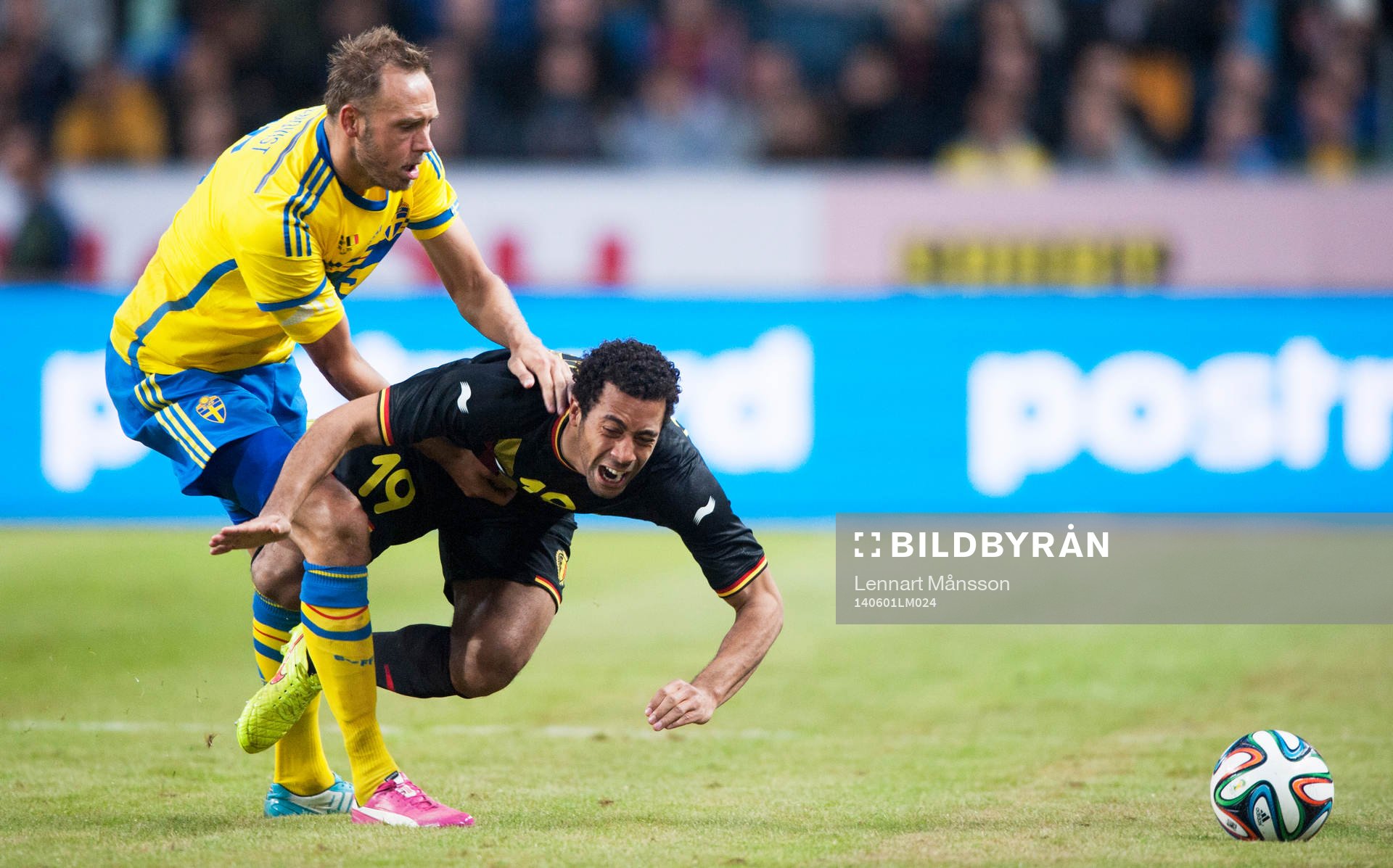 Sveriges Andreas Granqvist vräker omkull Belgiens Moussa Dembele i träningslandskampen i mellan Sverige och Belgien i Stockholm 1 juni 2014.