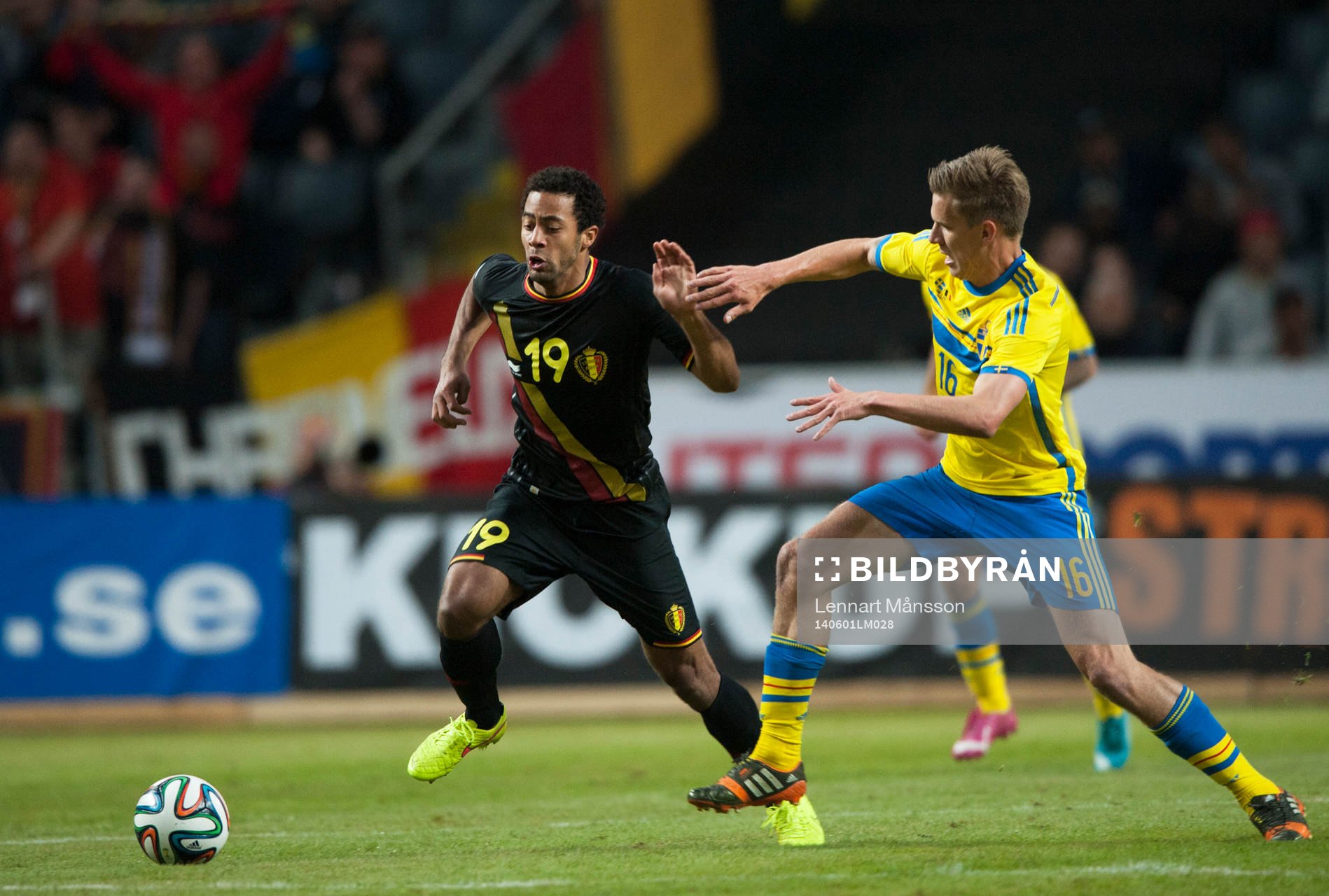 Sveriges Pontus Wernbloom och Belgiens Moussa Dembele i