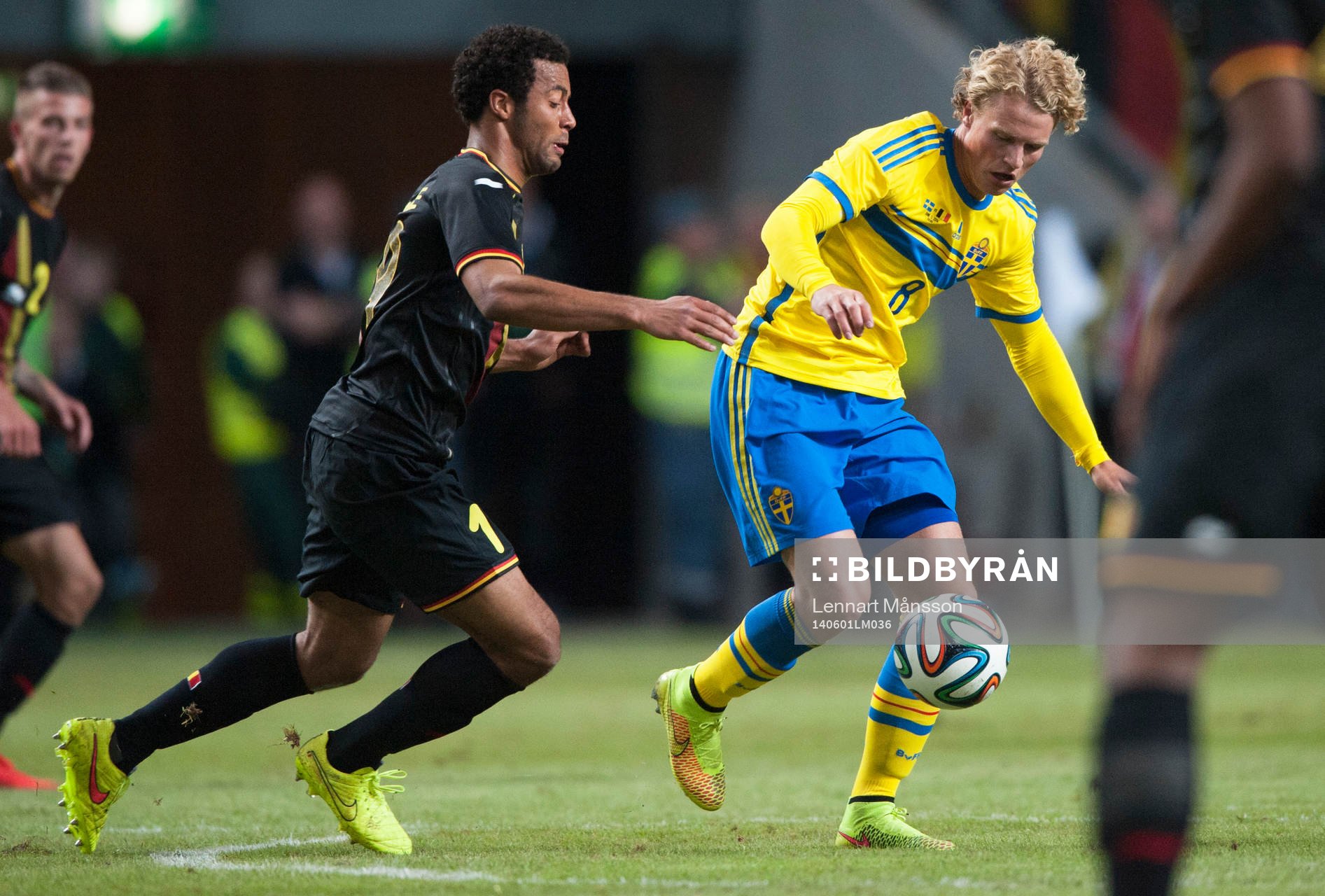 Sveriges Oscar Hiljemark mot Belgiens Moussa Dembele i