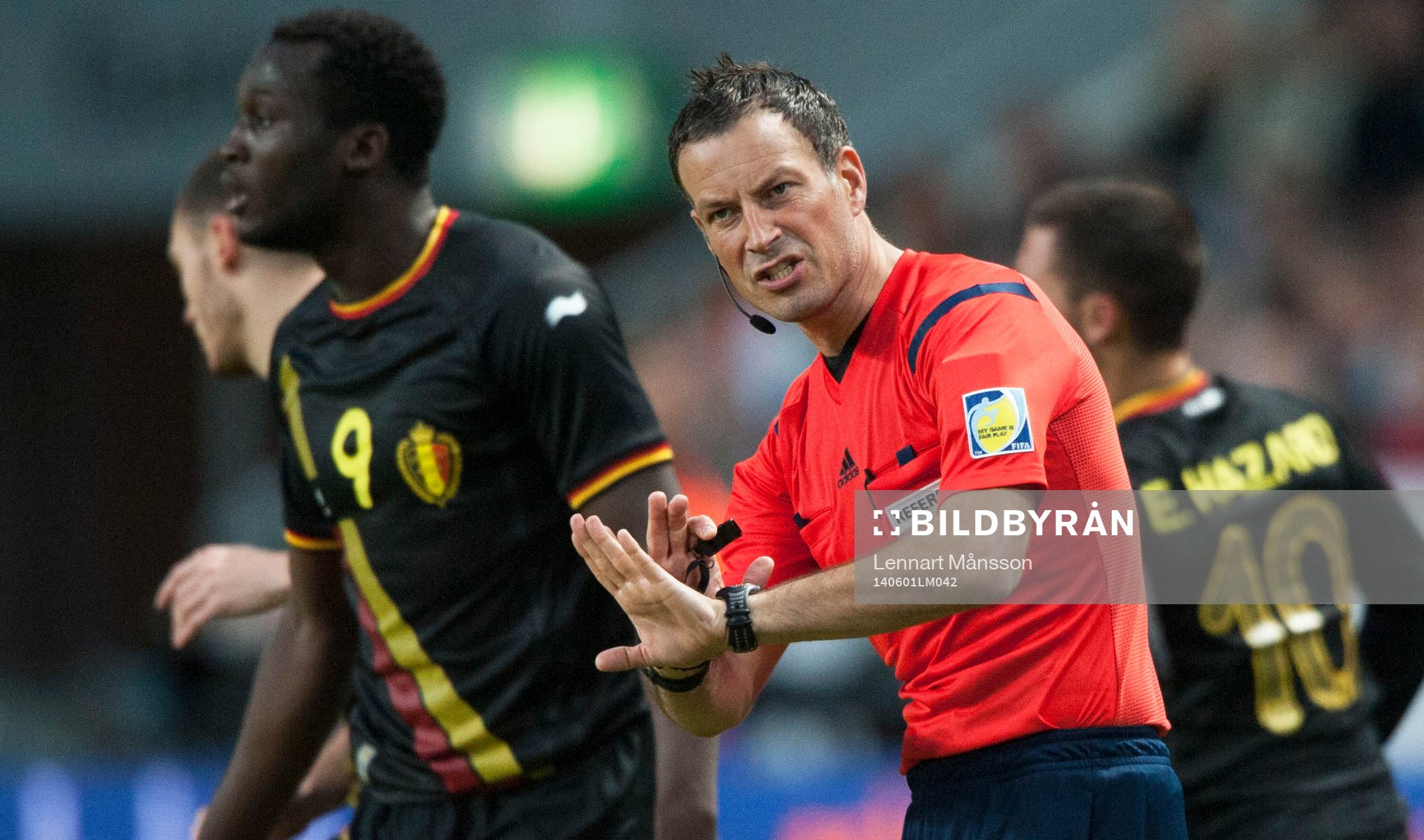 Domaren Mark Clattenburg i träningslandskampen i mellan