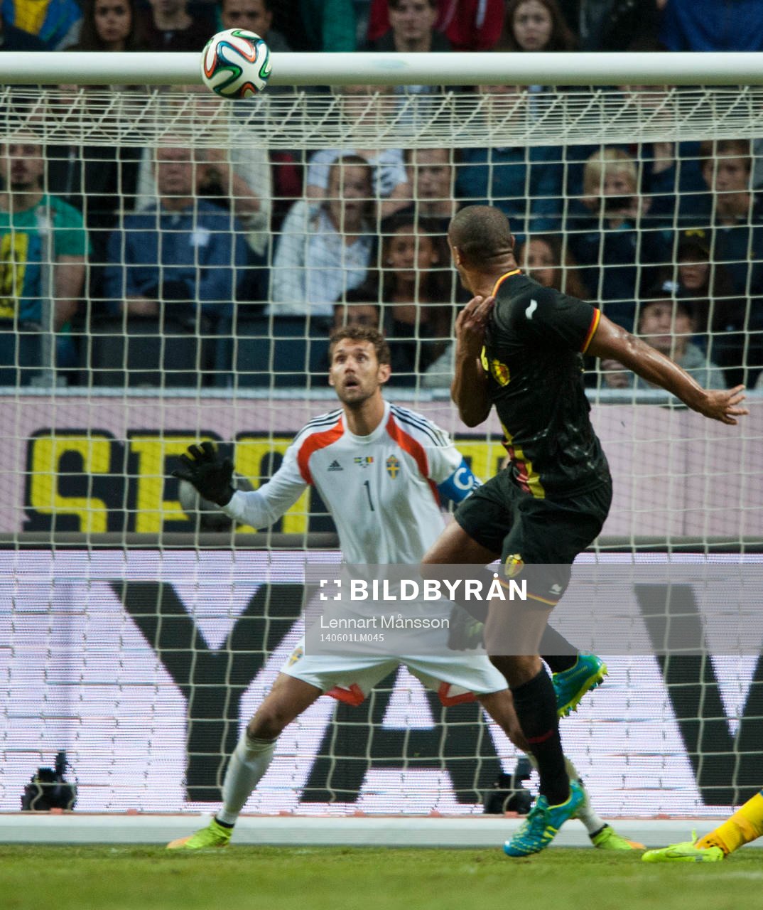 Belgiens Vincent Kompany nära överlista Andreas Isaksson,