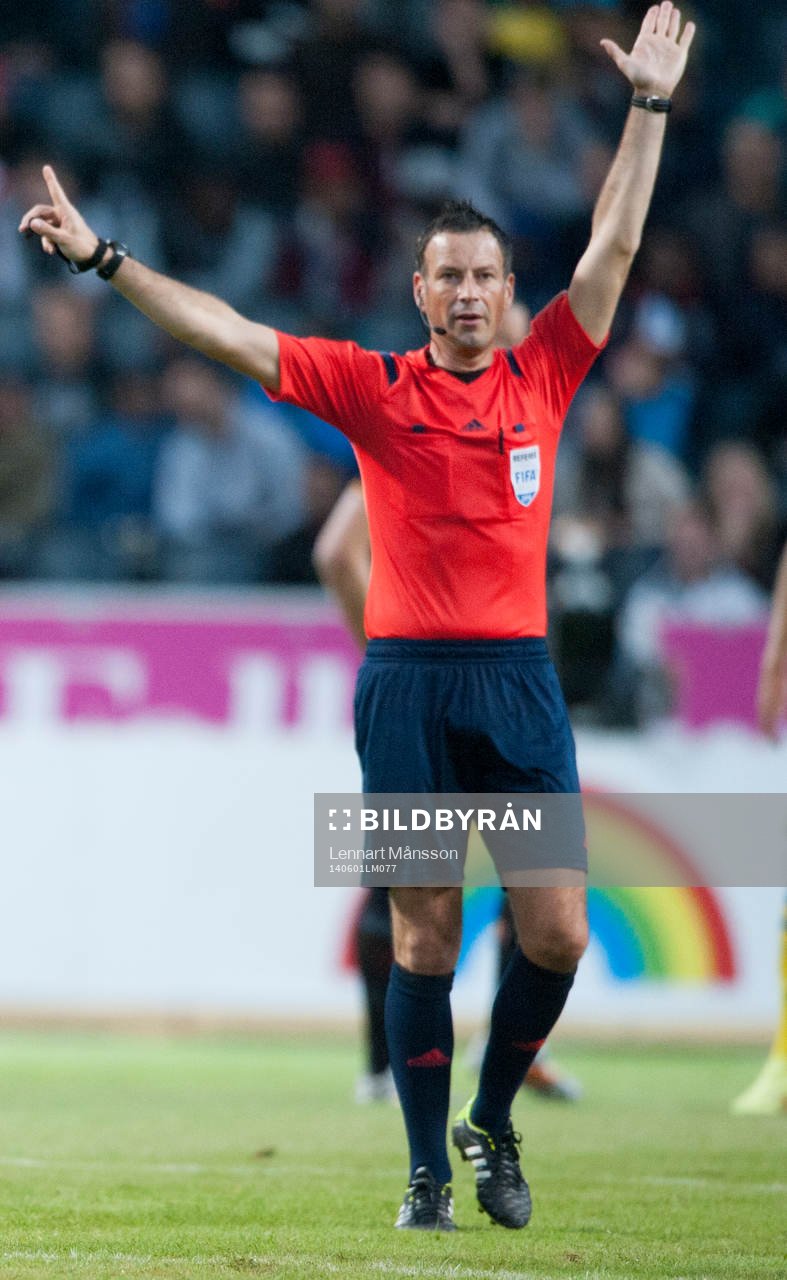 Domaren Mark Clattenburg i träningslandskampen i mellan