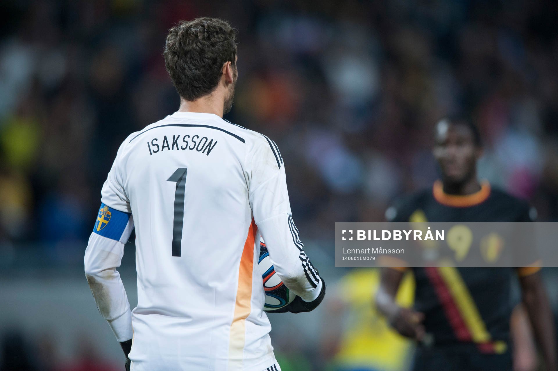 Sveriges målvakt Andreas Isaksson med bollen i tryggt