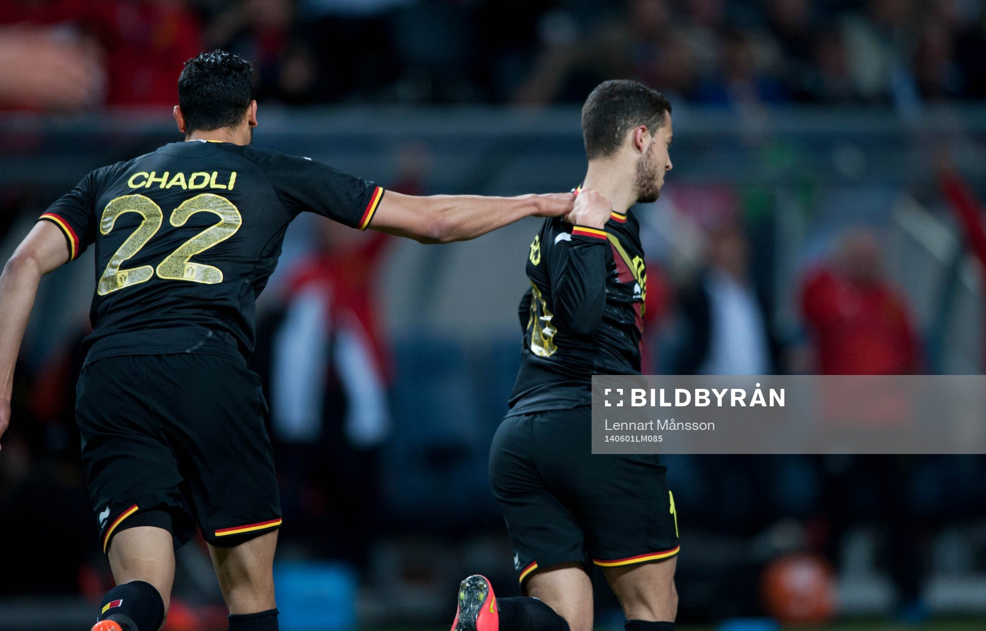 Belgiens Eden Hazard har gjort 0-2 och grattas av Nacer