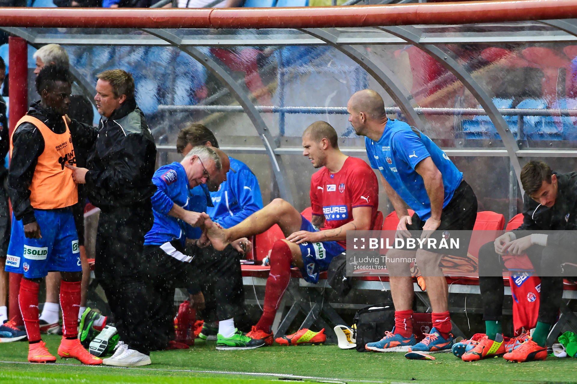 Helsingborgs Robin Simovic blir omplåstrad på bänken