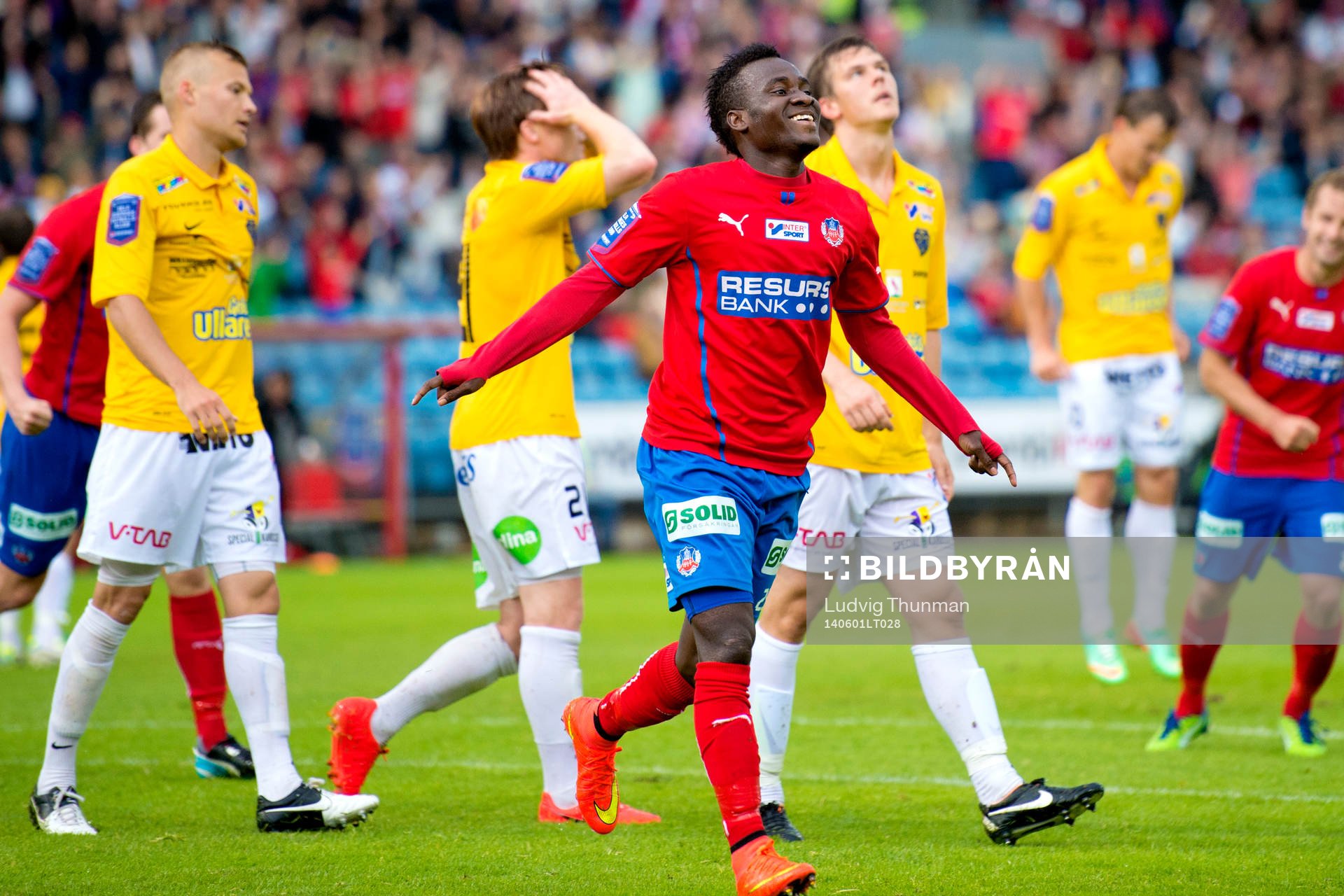 Helsingborgs David Accam jublar samtidigt som Falkenbergs