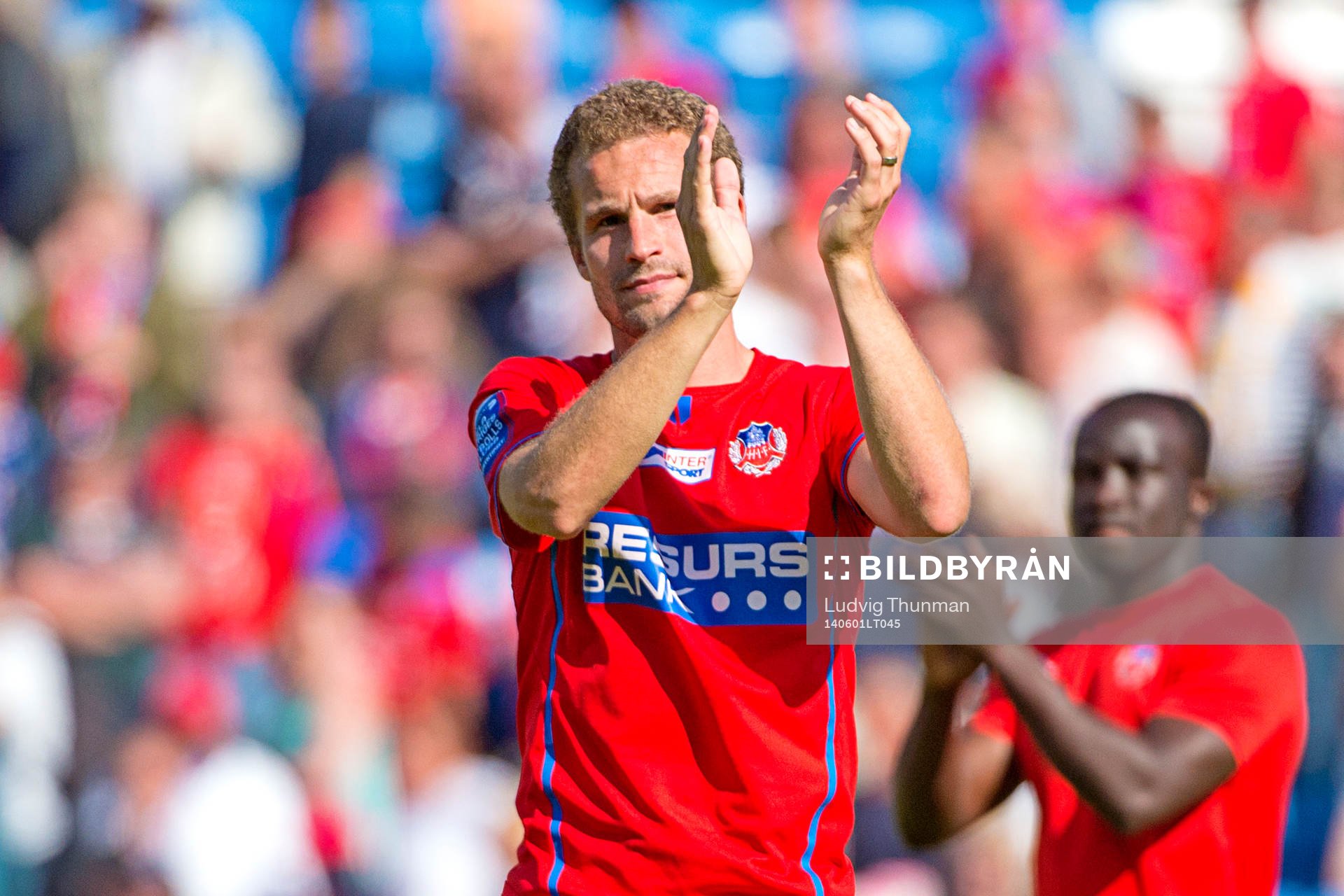Helsingborgs Christoffer Andersson tackar publiken efter matchen i Allsvenskan mellan Helsingborg och Falkenberg den 1 juni 2014 i Helsingborg.