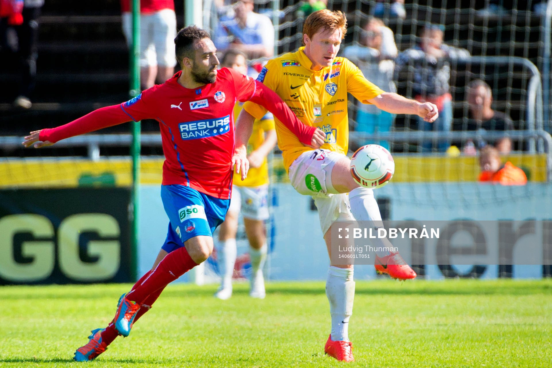 Helsingborgs Abdul Khalili i kamp om bollen med Falkenbergs