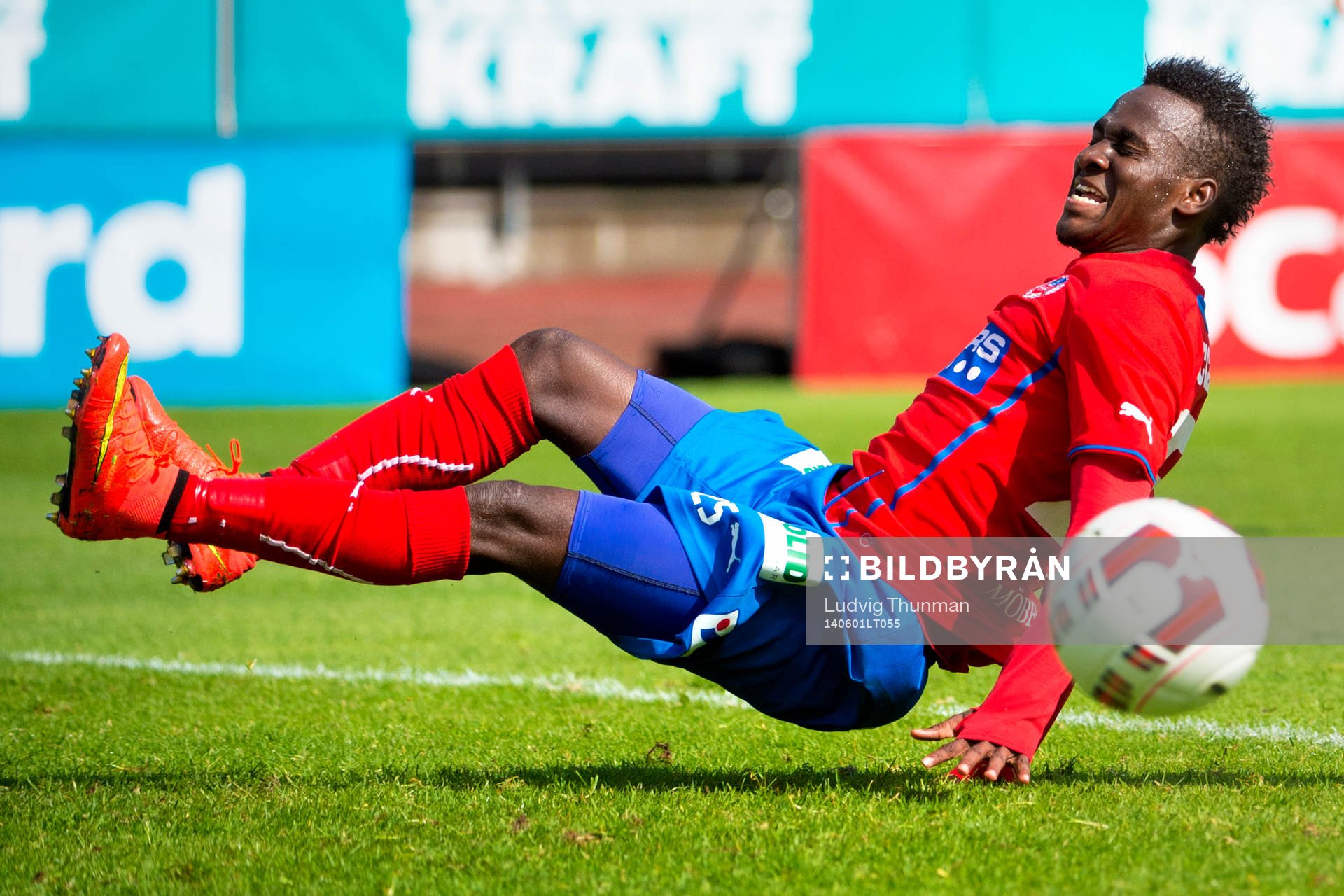 Helsingborgs David Accam faller