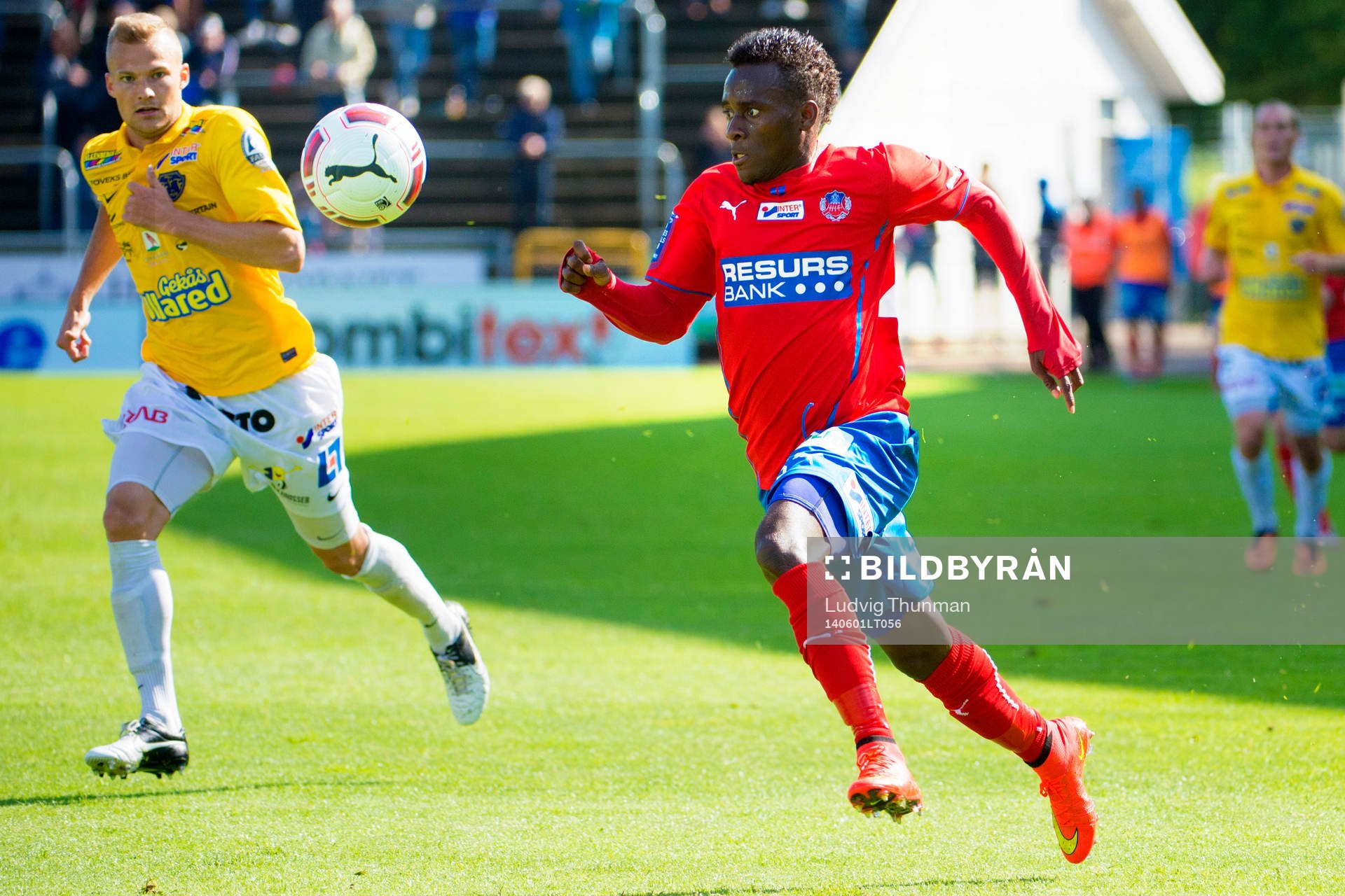 Helsingborgs David Accam jagar boll