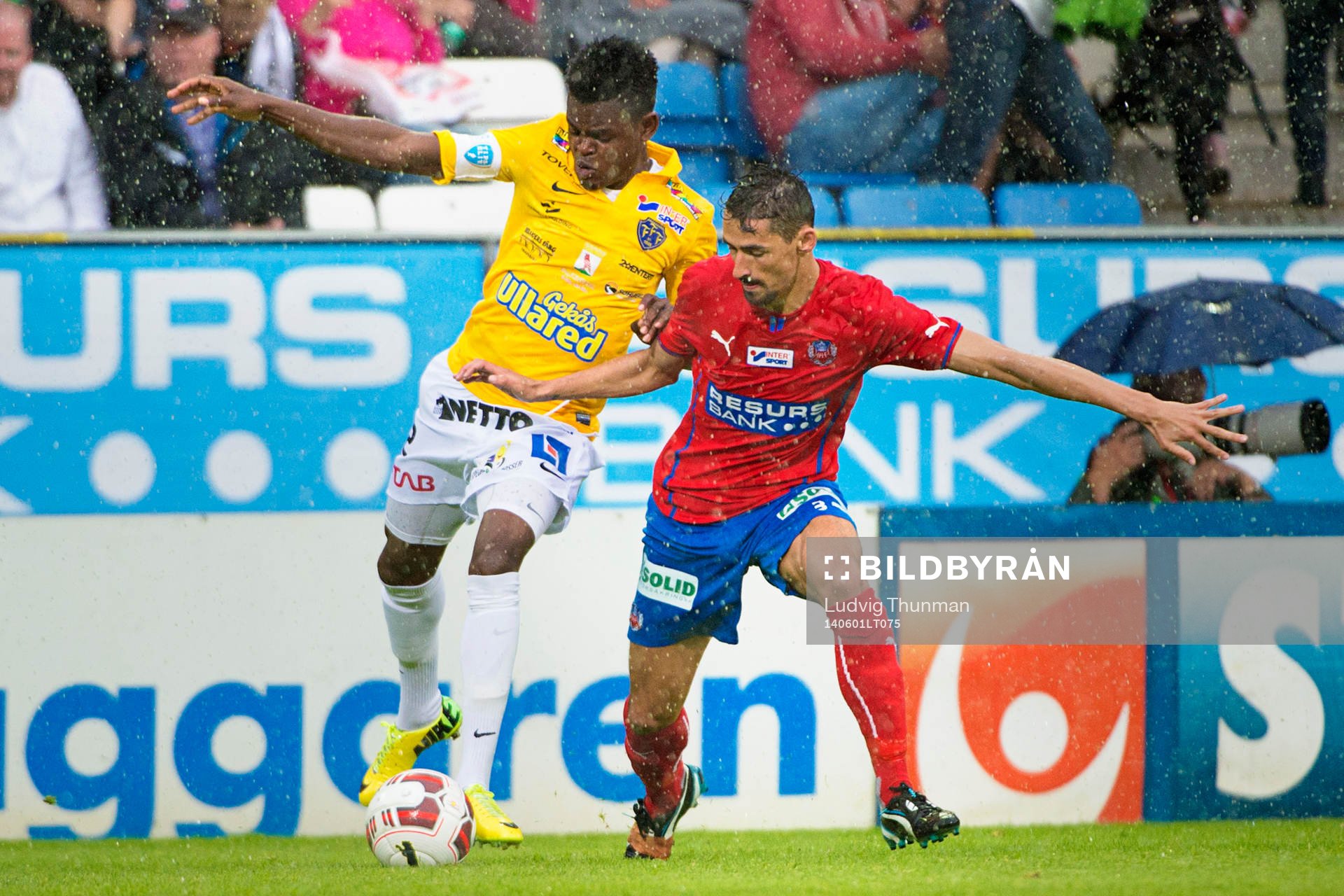 Falkenbergs Godsway Donyoh i kamp om bollen med Helsingborgs Abdul Khalili under matchen i Allsvenskan mellan Helsingborg och Falkenberg den 1 juni 2014 i Helsingborg.