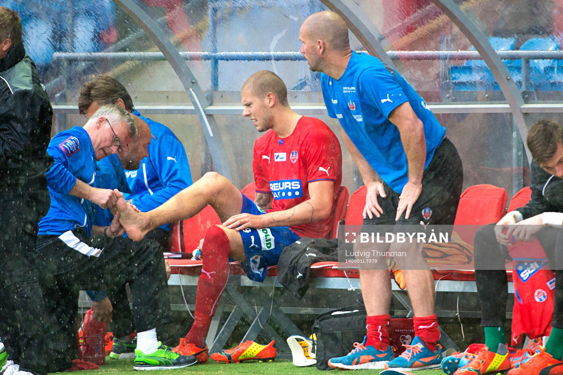 Helsingborgs Robin Simovic plåstras om på bänken