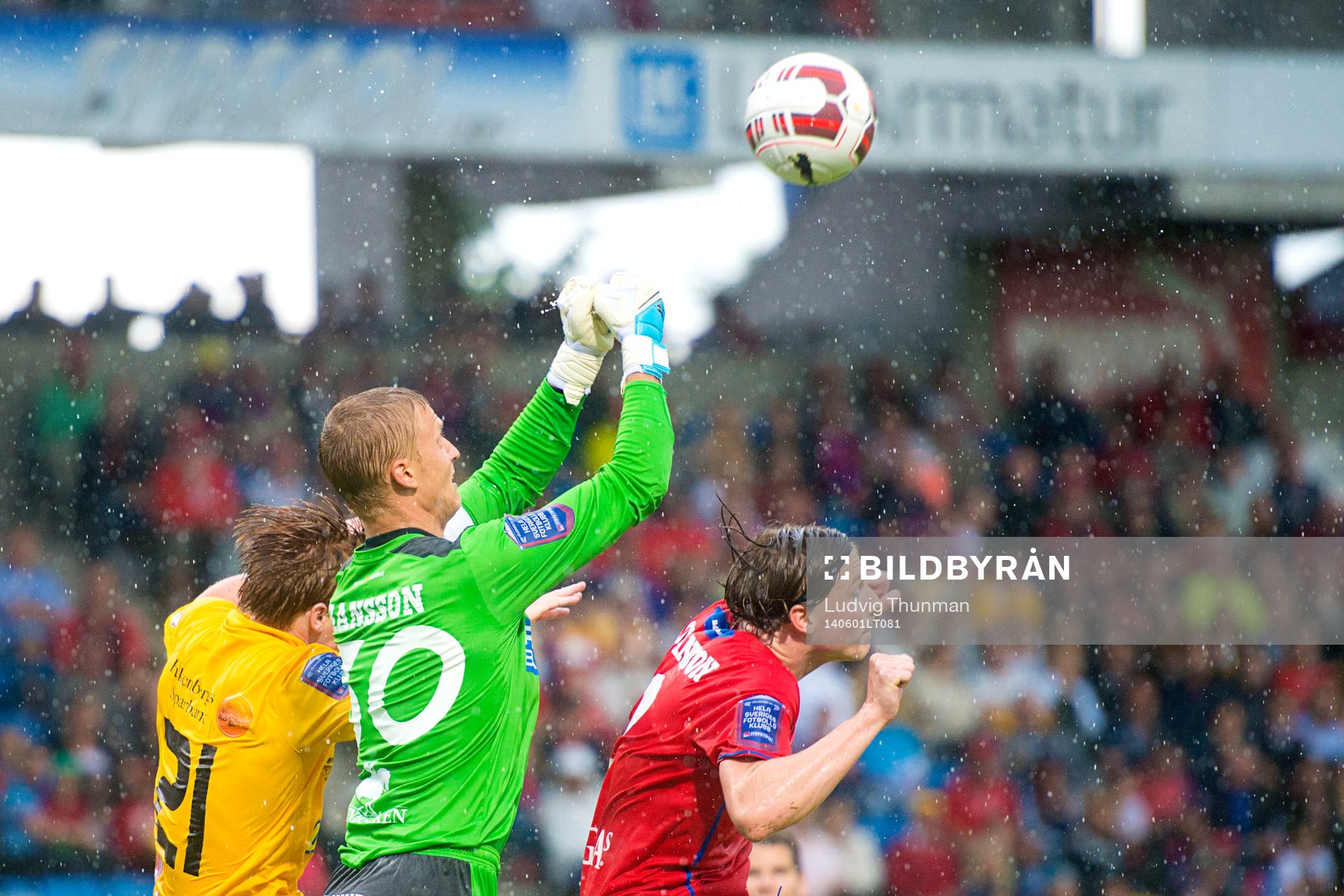 Helsingborgs målvakt Pär Hansson boxar undan bollen