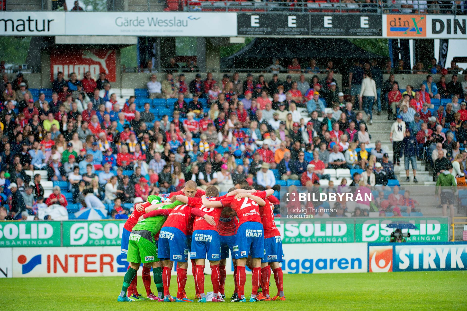 Helsingborgs spelare taggar upp inför matchen i Allsvenskan mellan Helsingborg och Falkenberg den 1 juni 2014 i Helsingborg. 