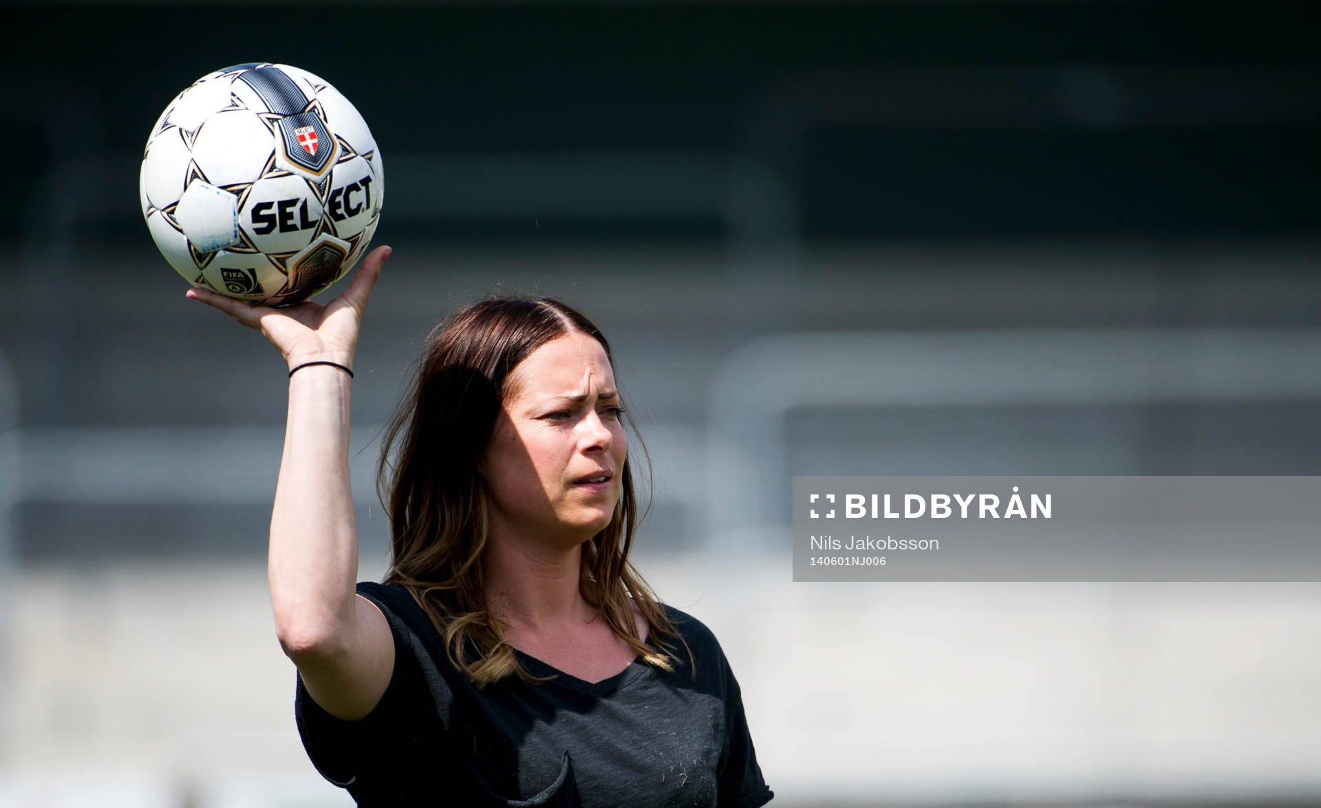 Göteborgs Johanna Almgren är skadad och hjälper till på uppvärmningen innan den damallsvenska fotbollsmatchen mellan FC Rosengård FF och Kopparbergs Göteborg den 1 juni 2014 i Malmö.