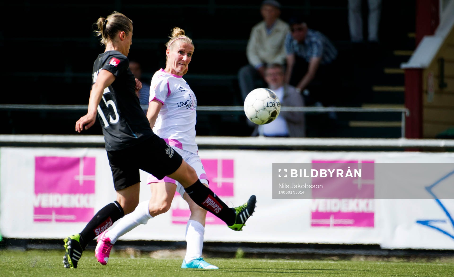 Rosengårds Anja Mittag lobbar snyggt in 2-0