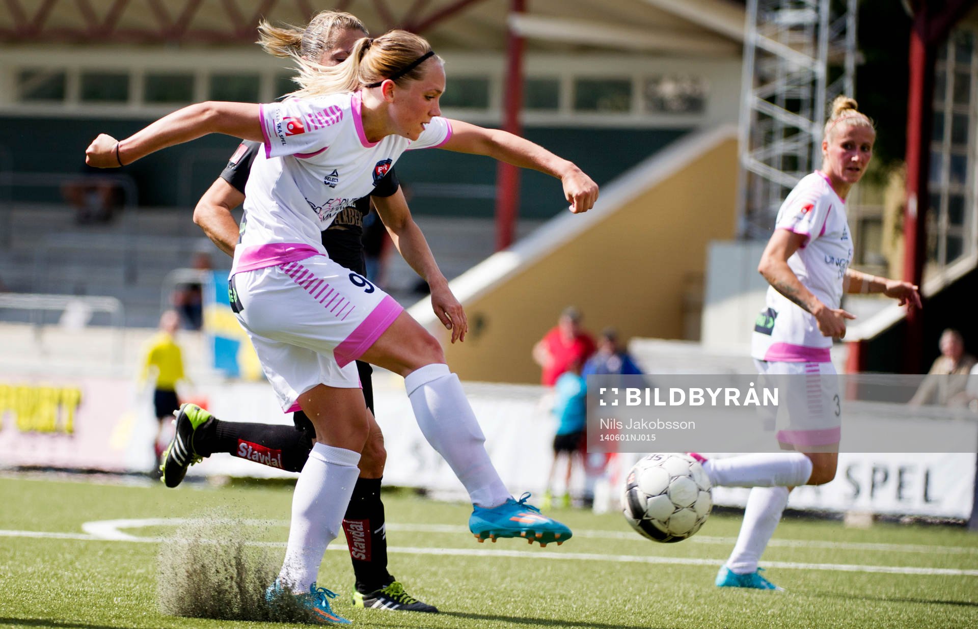 Rosengårds Elin Rubensson skjuter