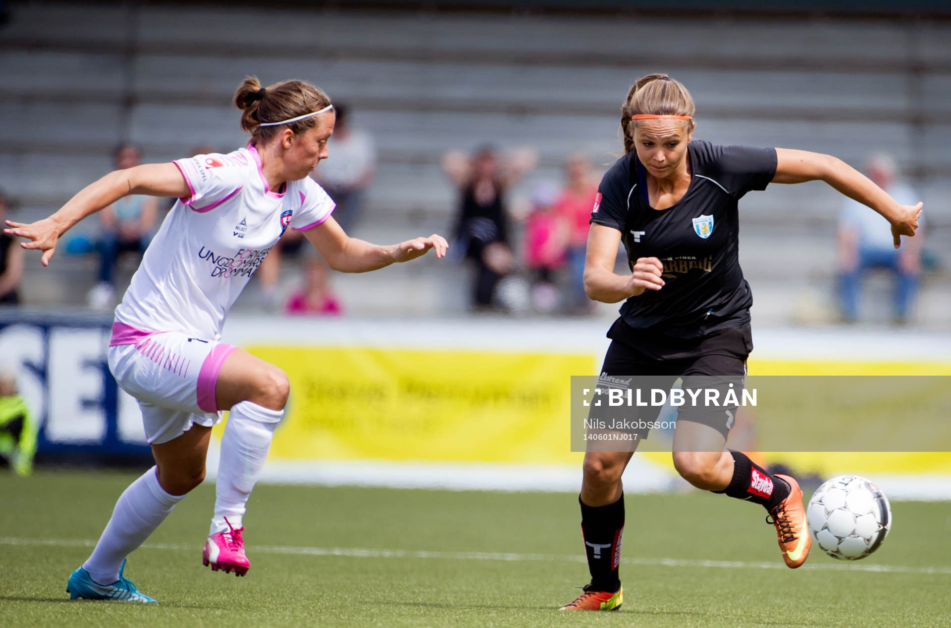Rosengårds Lina Nilsson och Göteborgs Kathlene Fernström under den damallsvenska fotbollsmatchen mellan FC Rosengård FF och Kopparbergs Göteborg den 1 juni 2014 i Malmö.